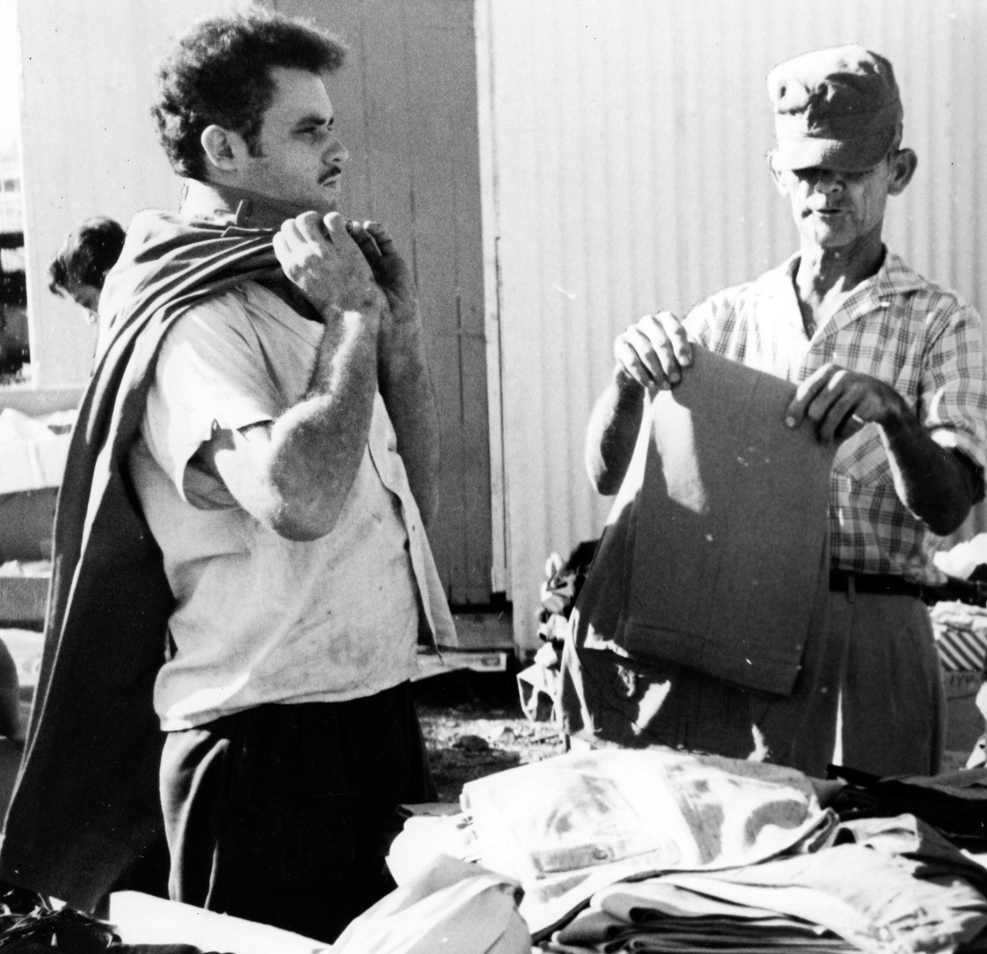 Venta de pantalones en el Mercado Regional de San Sebastián.Mayo 16, 1962