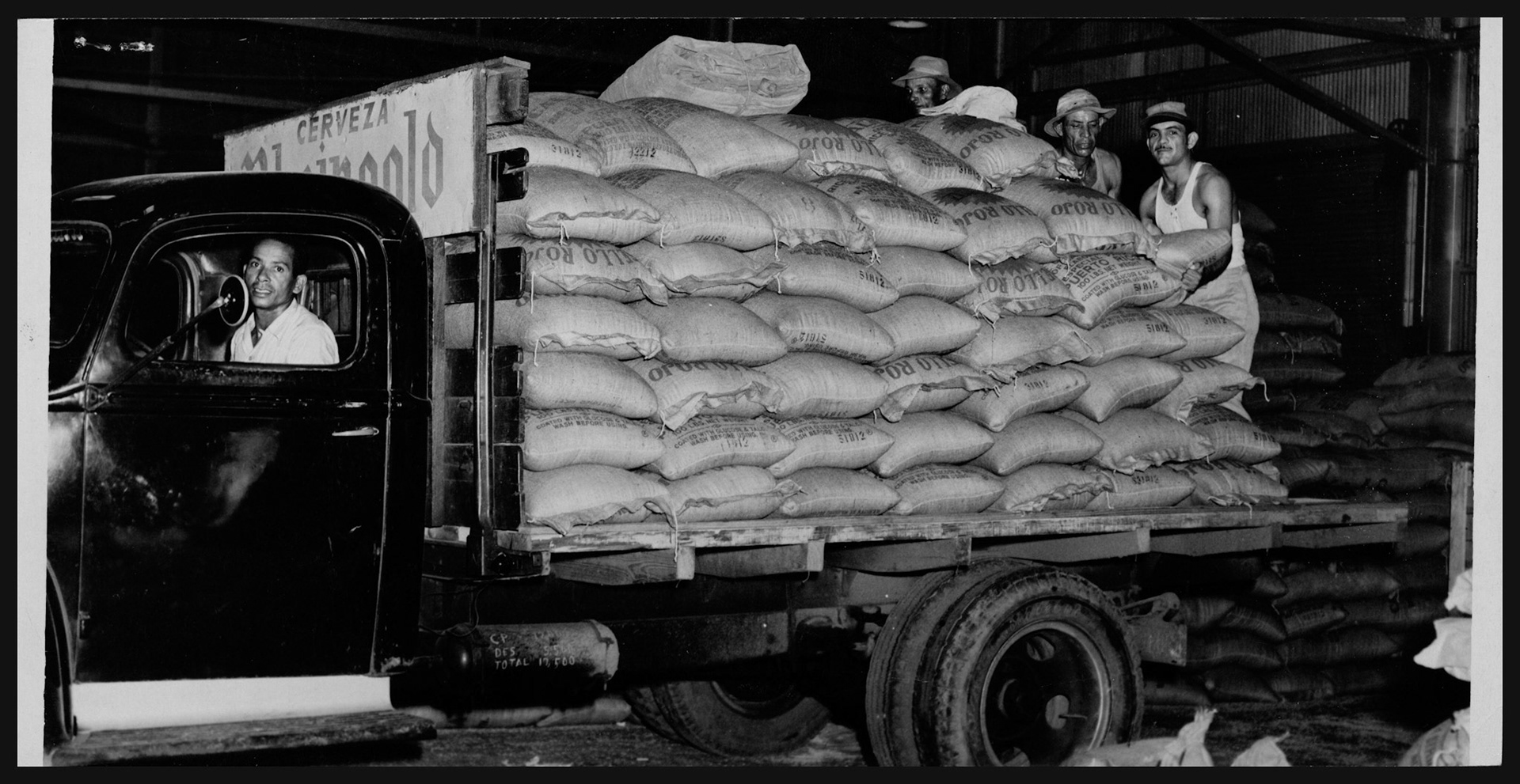 Camión de comerciante de San Juan lleva carga desde muelles durante huelga.Febreo 2, 1952