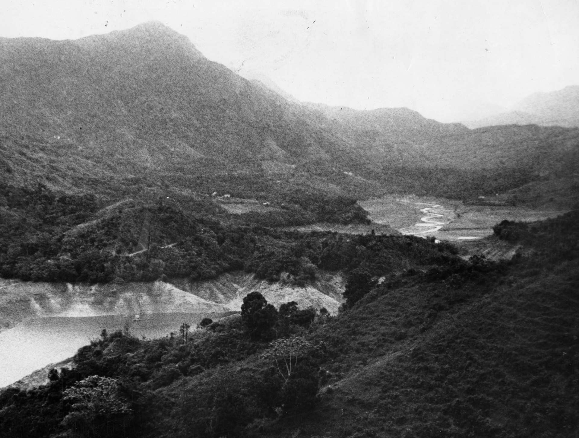 Vista panorámica del Lago Caonillas y la iglesia sumergida.Junio 28, 1961