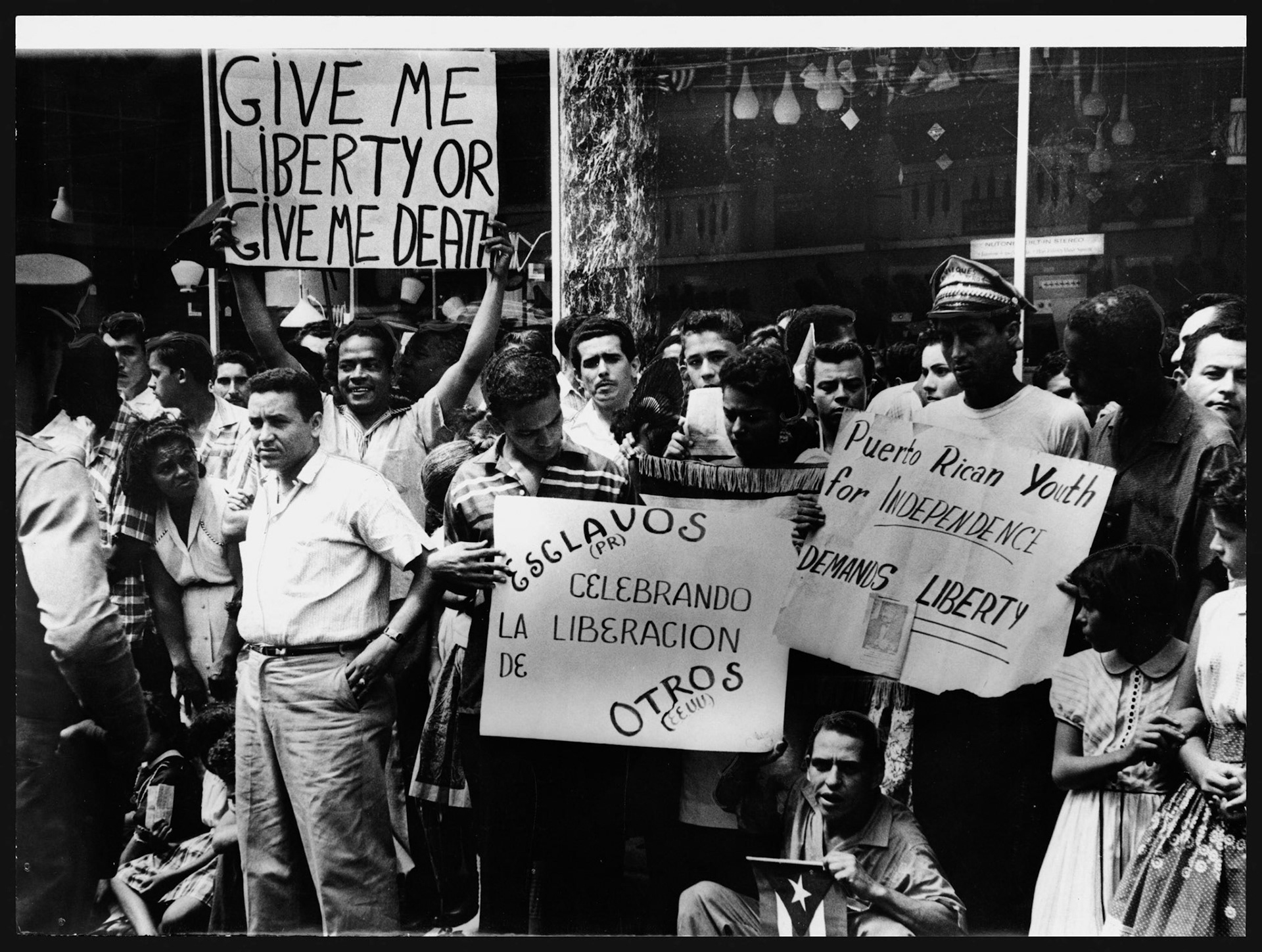 Grupo portando rótulos pro independencia de Puerto Rico en el desfile del 4 de julio1960
