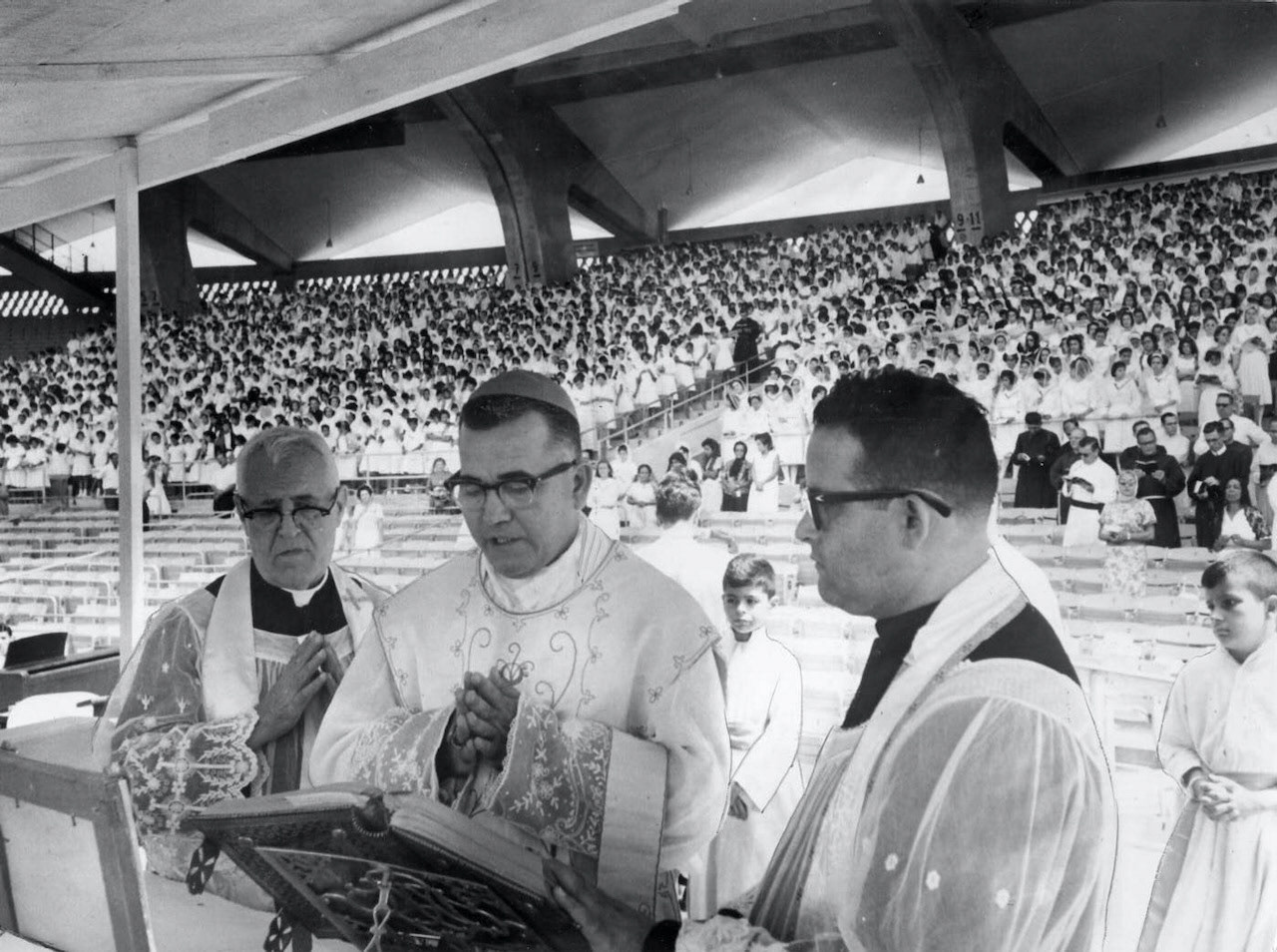 ARZOBISPO MONSEÑOR  LUIS APONTE MARTÍNEZ DANDO MISA, ESTADIO HIRAM BITHORN