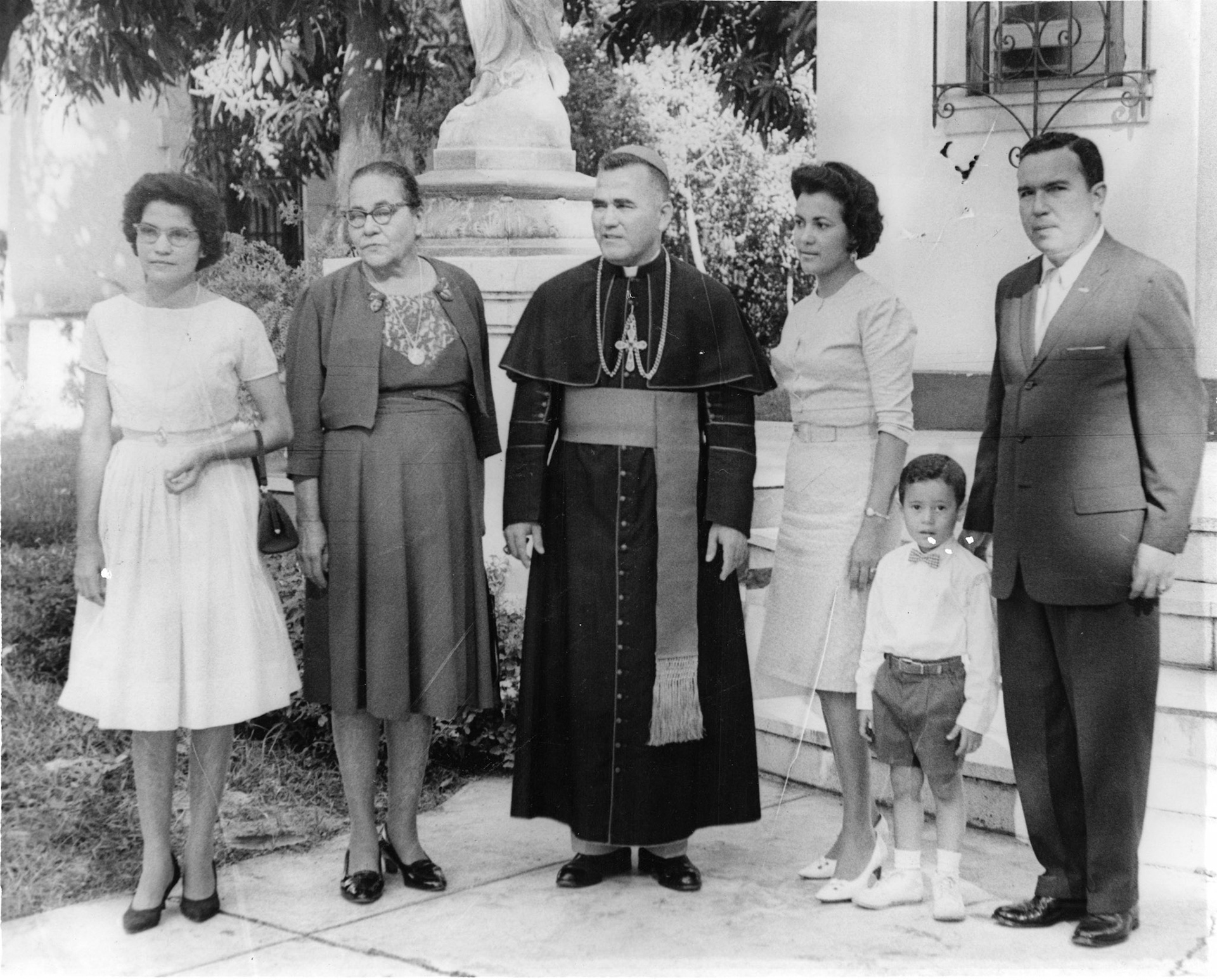 ARZOBISPO MONSEÑOR  LUIS APONTE MARTÍNEZ Y MIEMBROS DE SU FAMILIA.MARZO 4, 1963