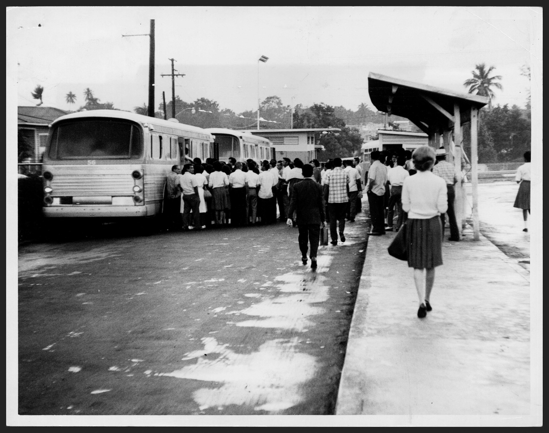 Pasajeros abordando autobuses de la AMA.Enero 16, 1963