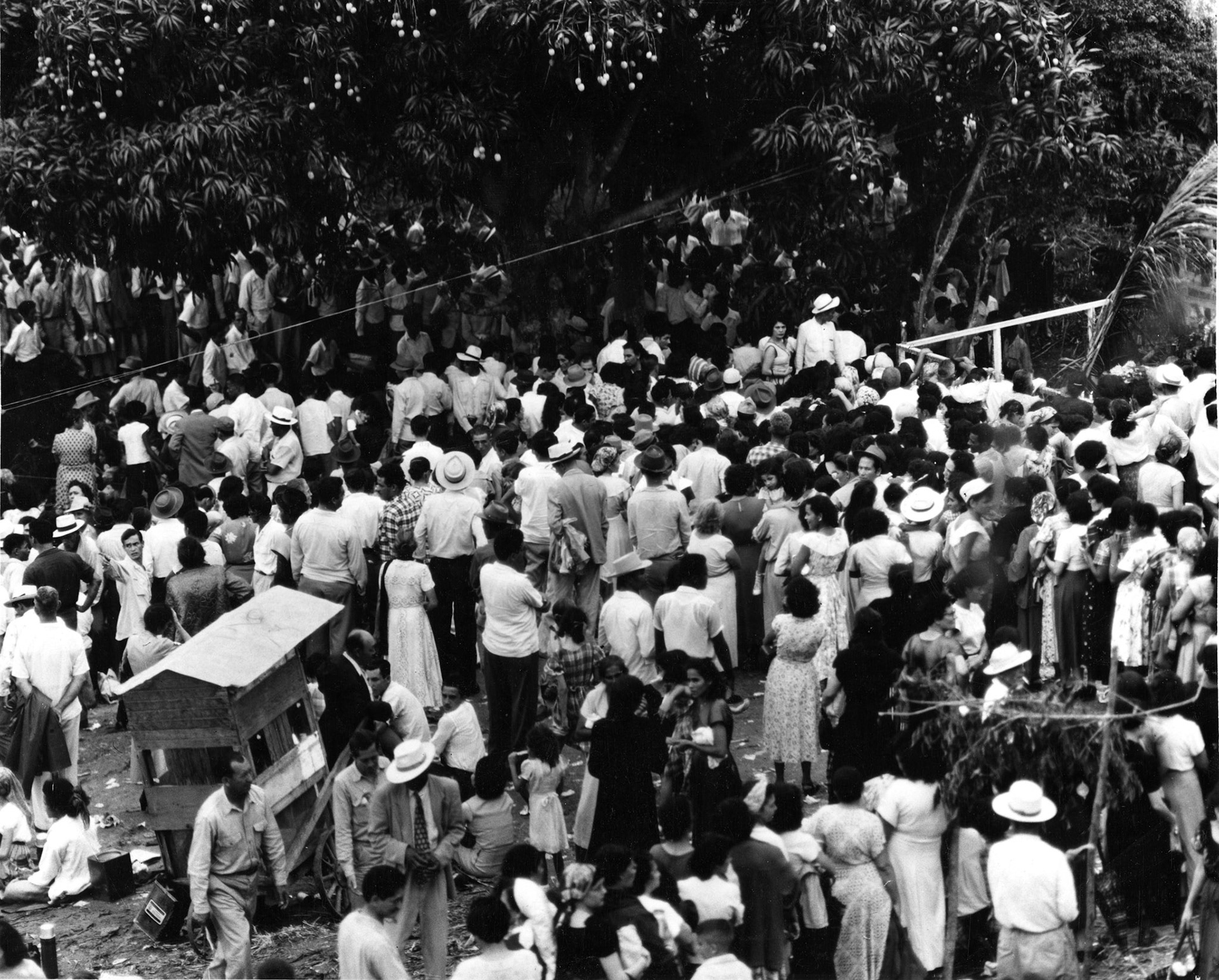 Creyentes esperan bendición de la Virgen del Pozo.Barrio Rincón, Sabana Grande.Mayo 26, 1953