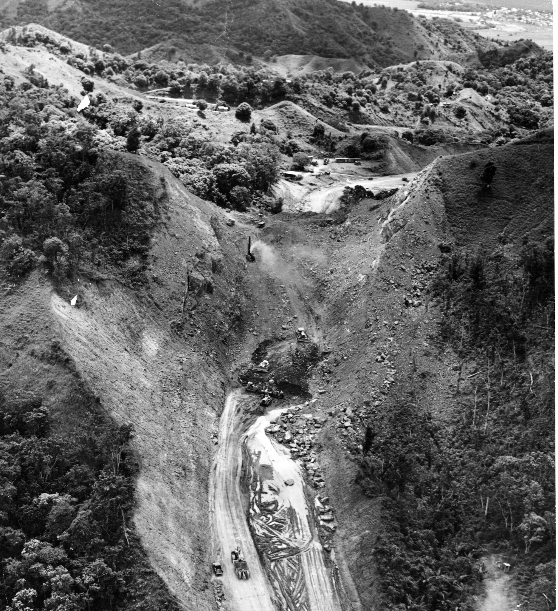 Esta es la montaña la Cadena, de roca sólida, principal obstáculo para las obras de unir la carretera número dos a la salida de Aguadilla hacia Mayaguez.Octubre 24, 1964