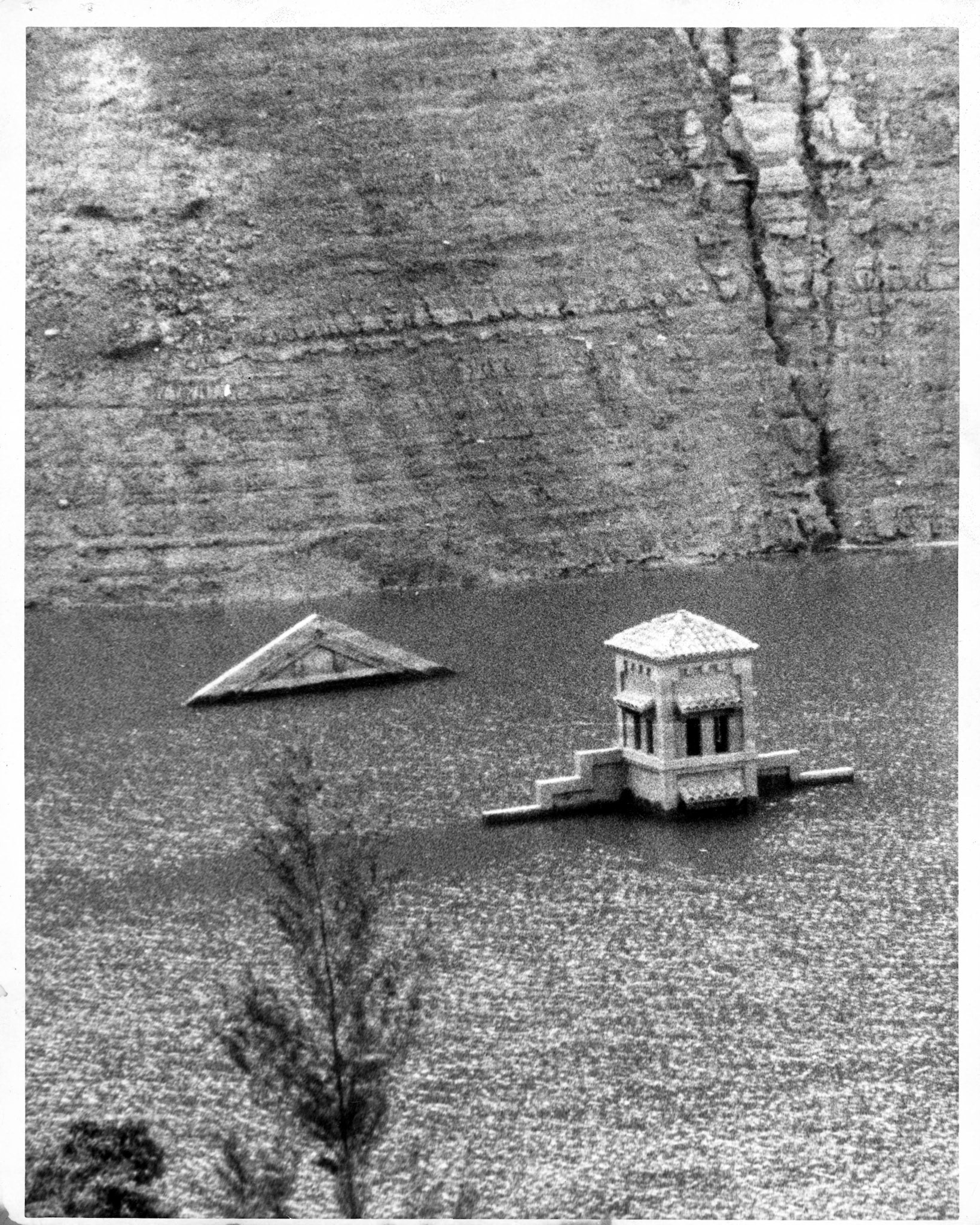 Iglesia sumergida en el Lago Caonillas de Utuado.Junio 30, 1961