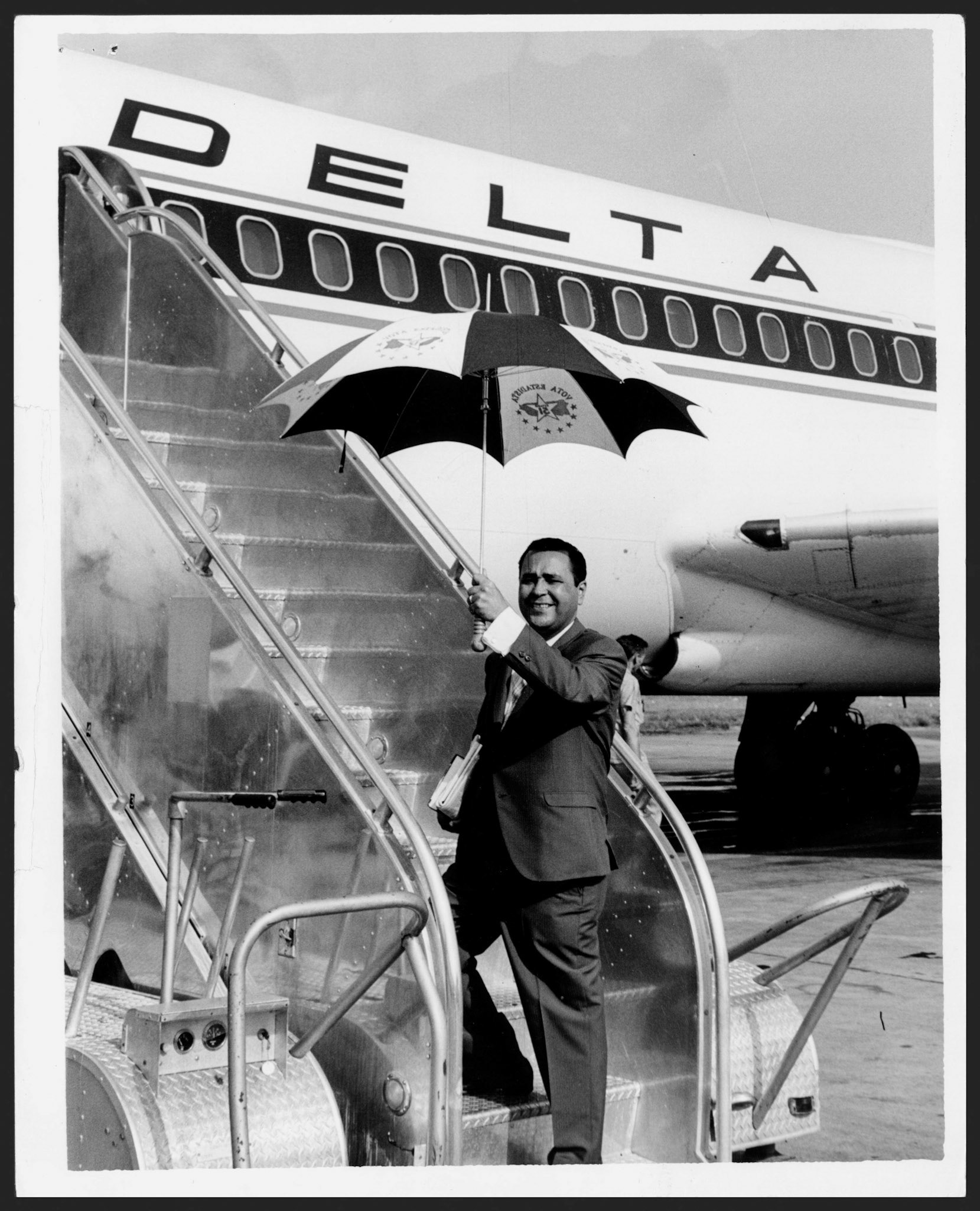 Jaime Piera, delegado de el Partido Estadista Republicano, sube las escalinatas del avión que lo llevará a San Francisco.Aereopuerto de Isla Verde.Julio 9, 1964