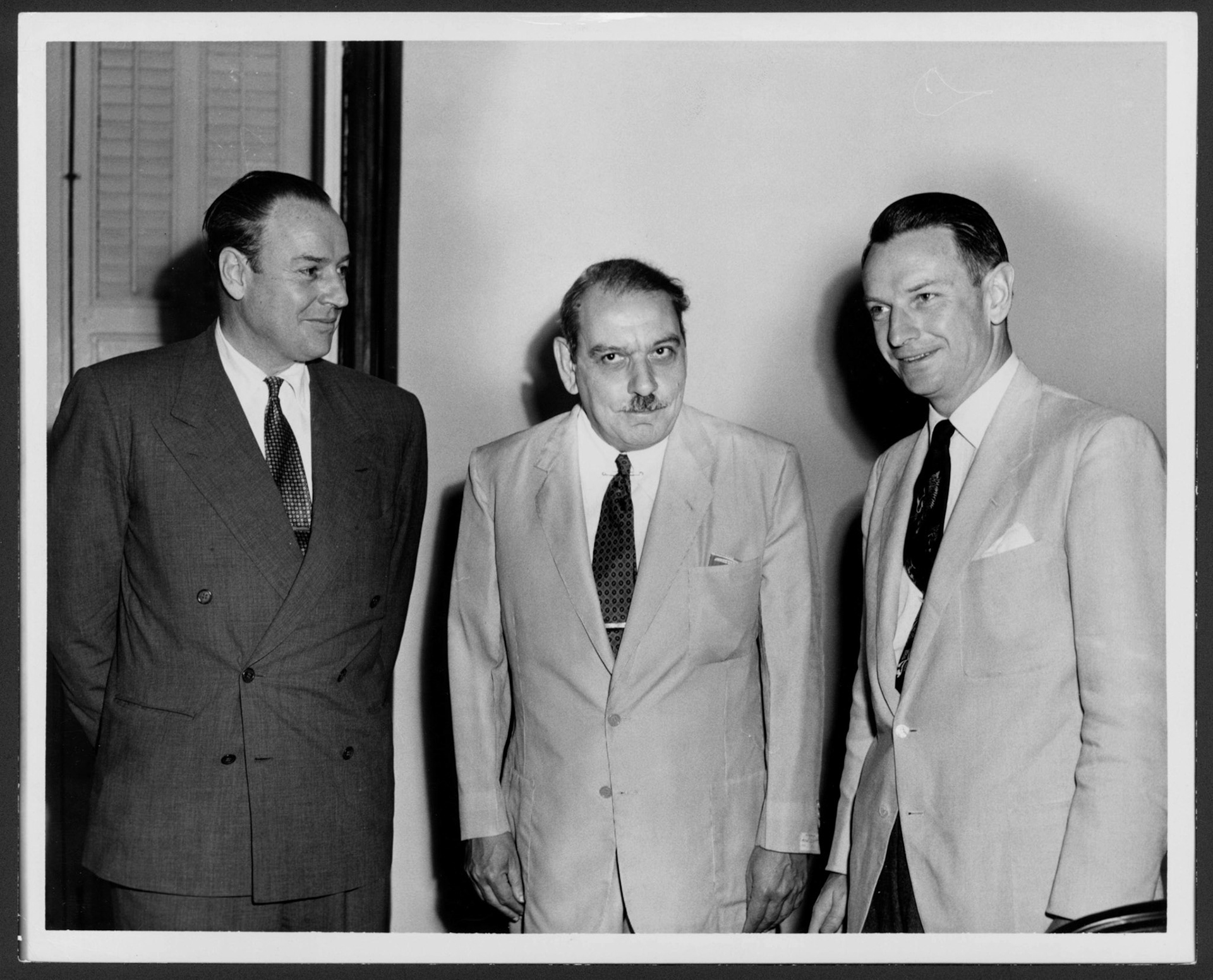 WINTHROP ROCKFELLER, GOBERNADOR MUÑOZ MARÍN Y LAWRENCE ROCKFELLER.LA FORTALEZA.FEBRERO 11, 1955