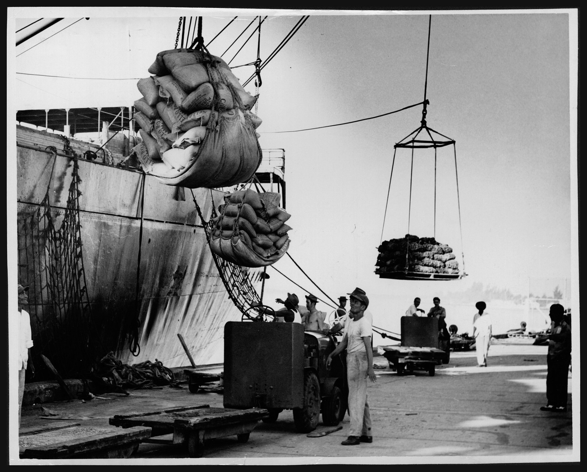 Acabada la huelga, obreros descargan barco en muelles.Febrero 18, 1952