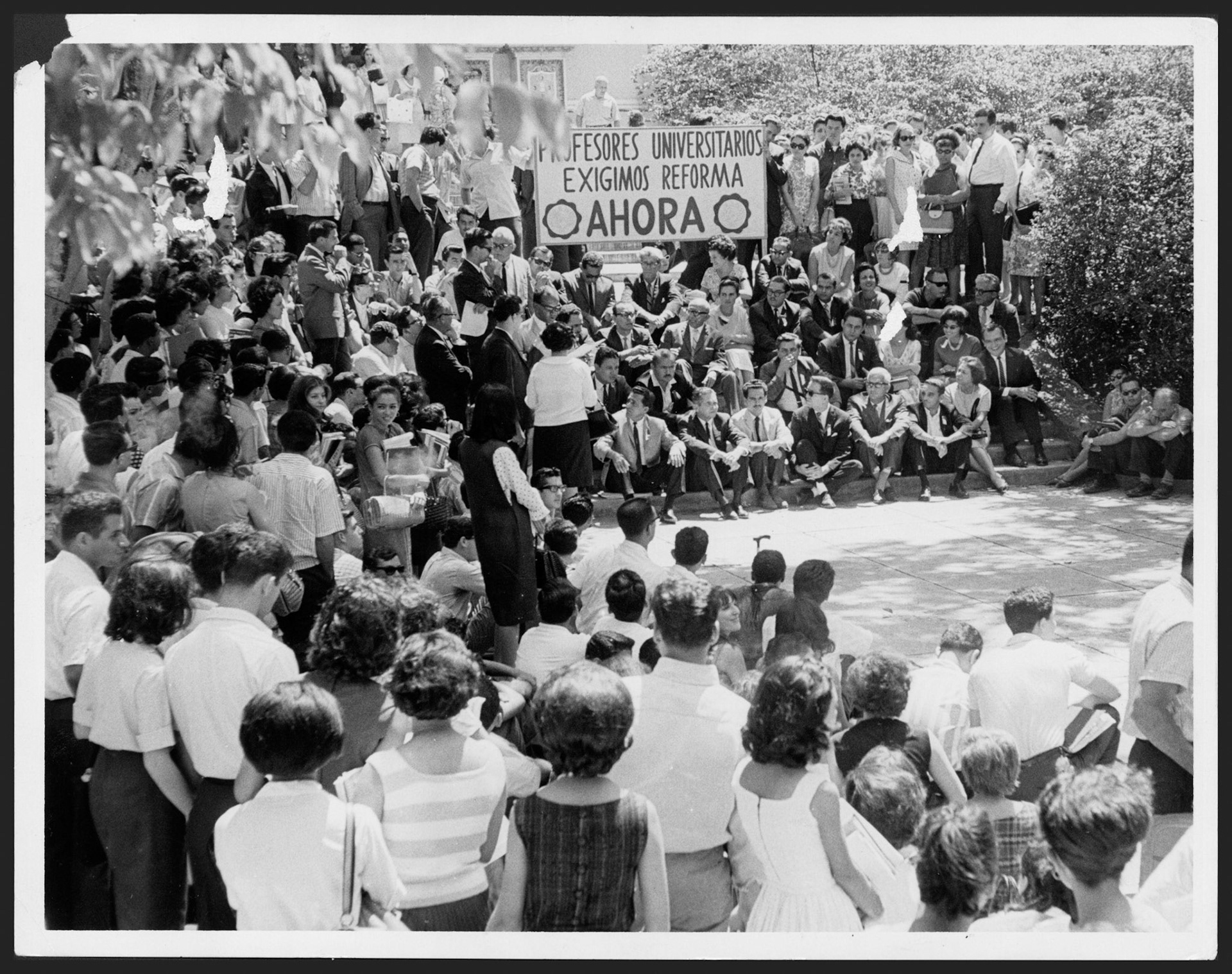 Profesores universitarios en demostración a la entrada de la Torre de la UPR.Marzo 20, 1965
