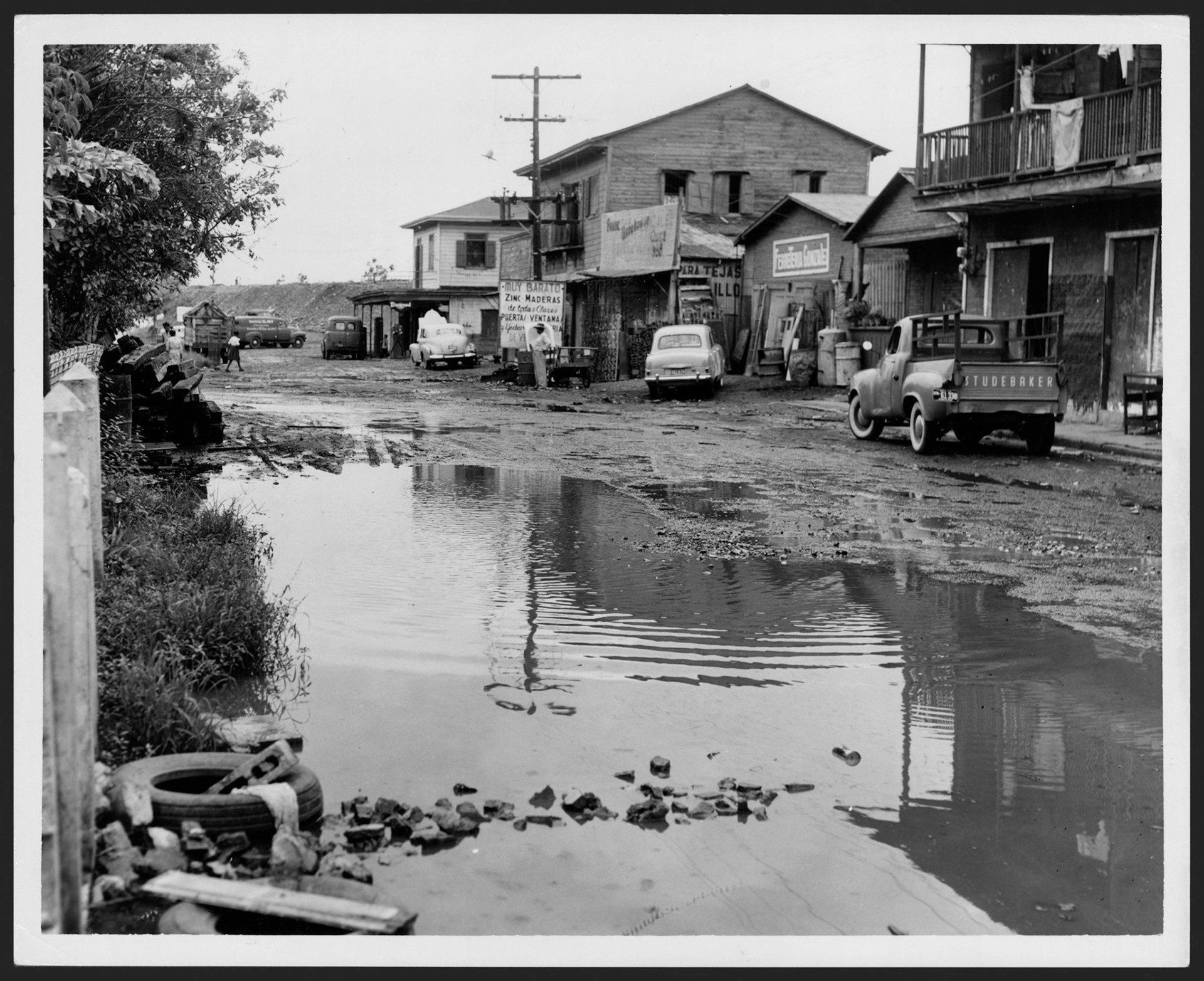 Basurero en el extremo de la calle Cerra en Santurce, cerca de la nueva carretera en construcción.Agosto 14, 1954