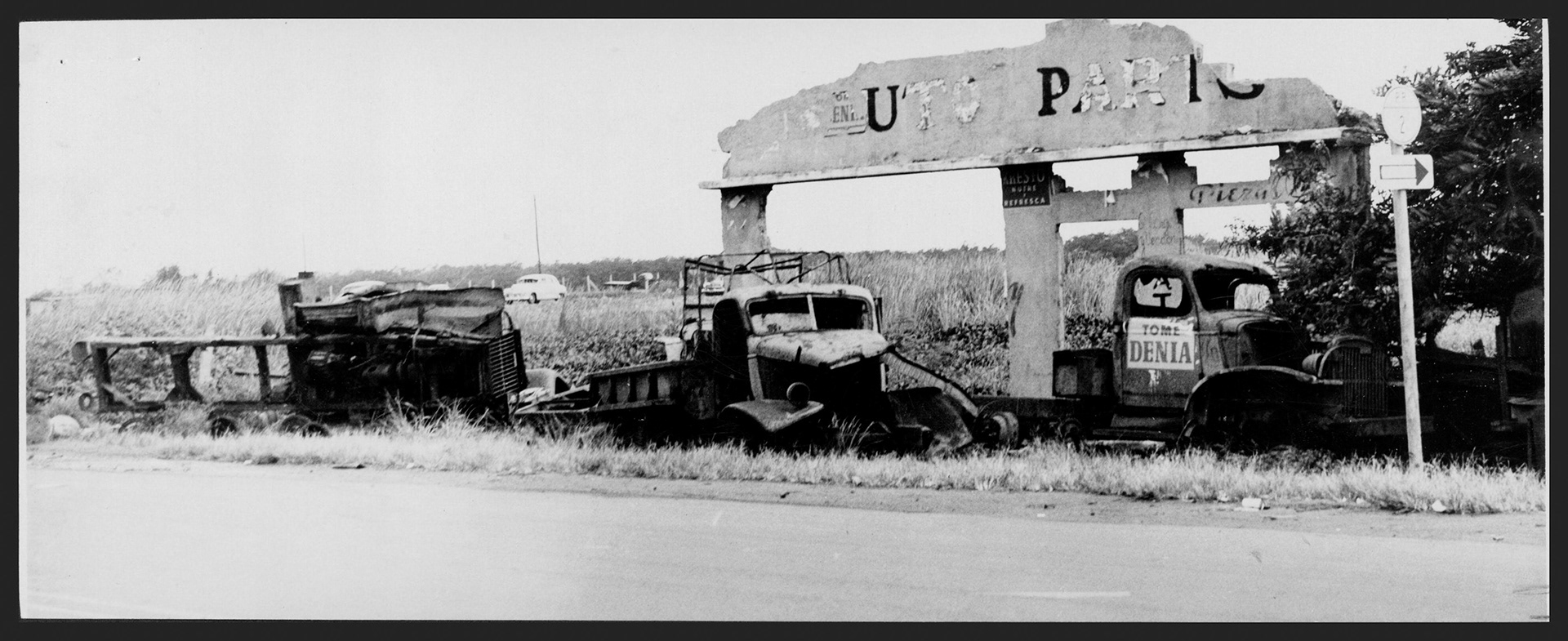 Restos de taller de venta de piezas de autos.Agosto 11, 1953