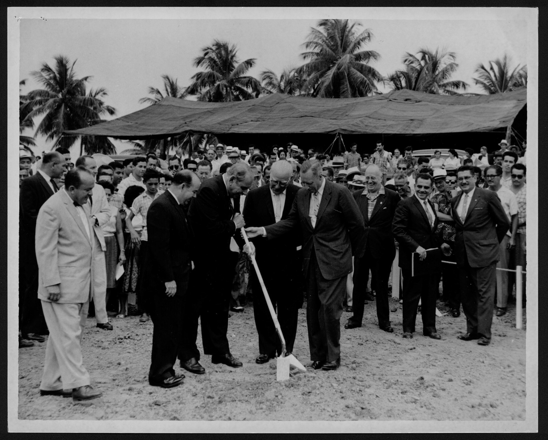 Muñoz Marín, Chet Holifield, John S. Graham sosteniendo pala durante ceremonia de colocación de la primera piedra de la planta nuclear de Rincón.Agosto 24, 1960