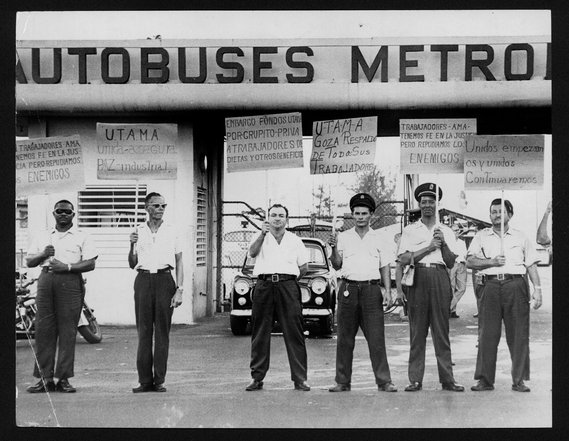 Miembros UTAMA piqueteando frente a entrada garajes AMA en Hato Rey.Junio 17, 1964