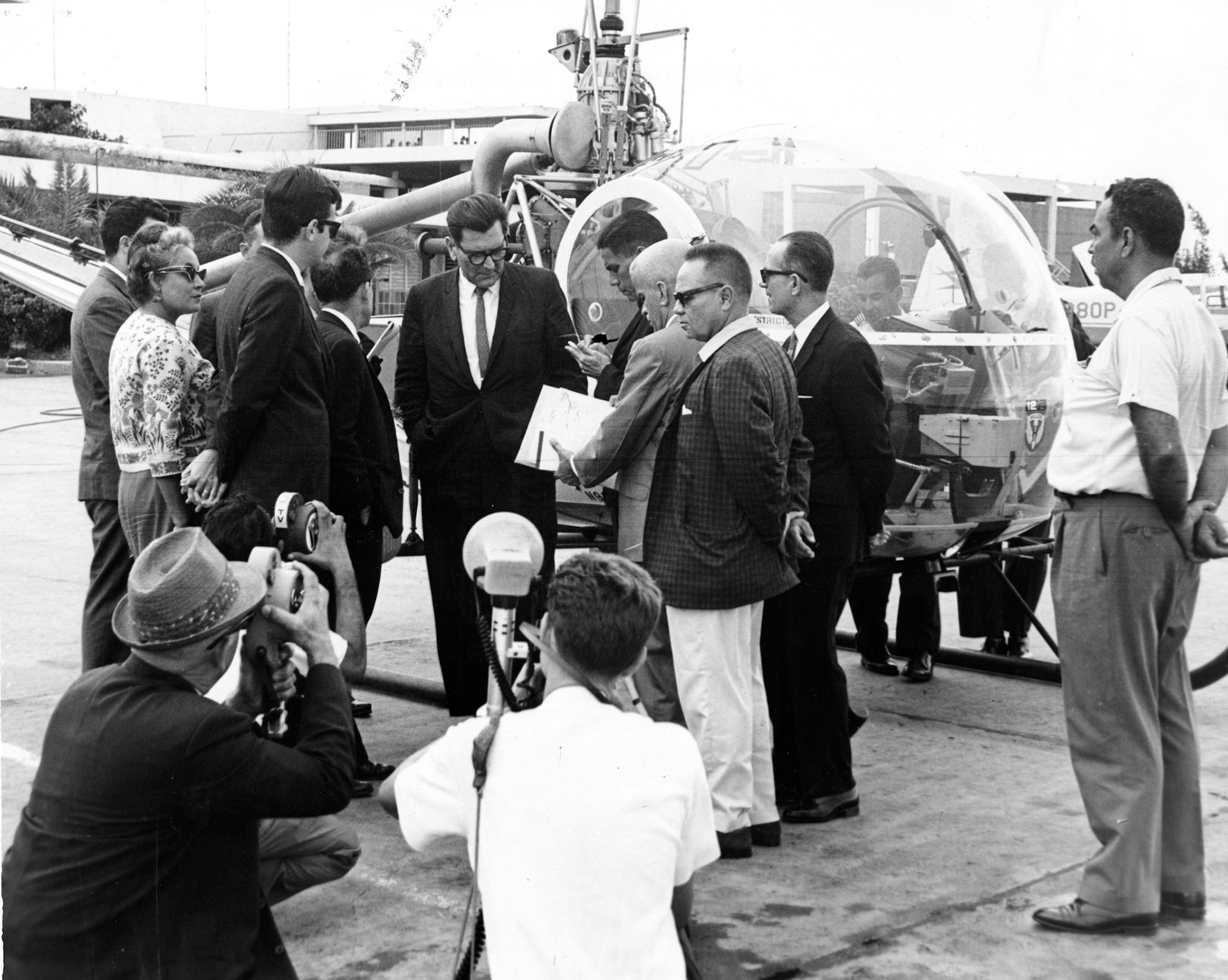 Roberto Sánchez Vilella en inicio de caravana.Octubre 1964