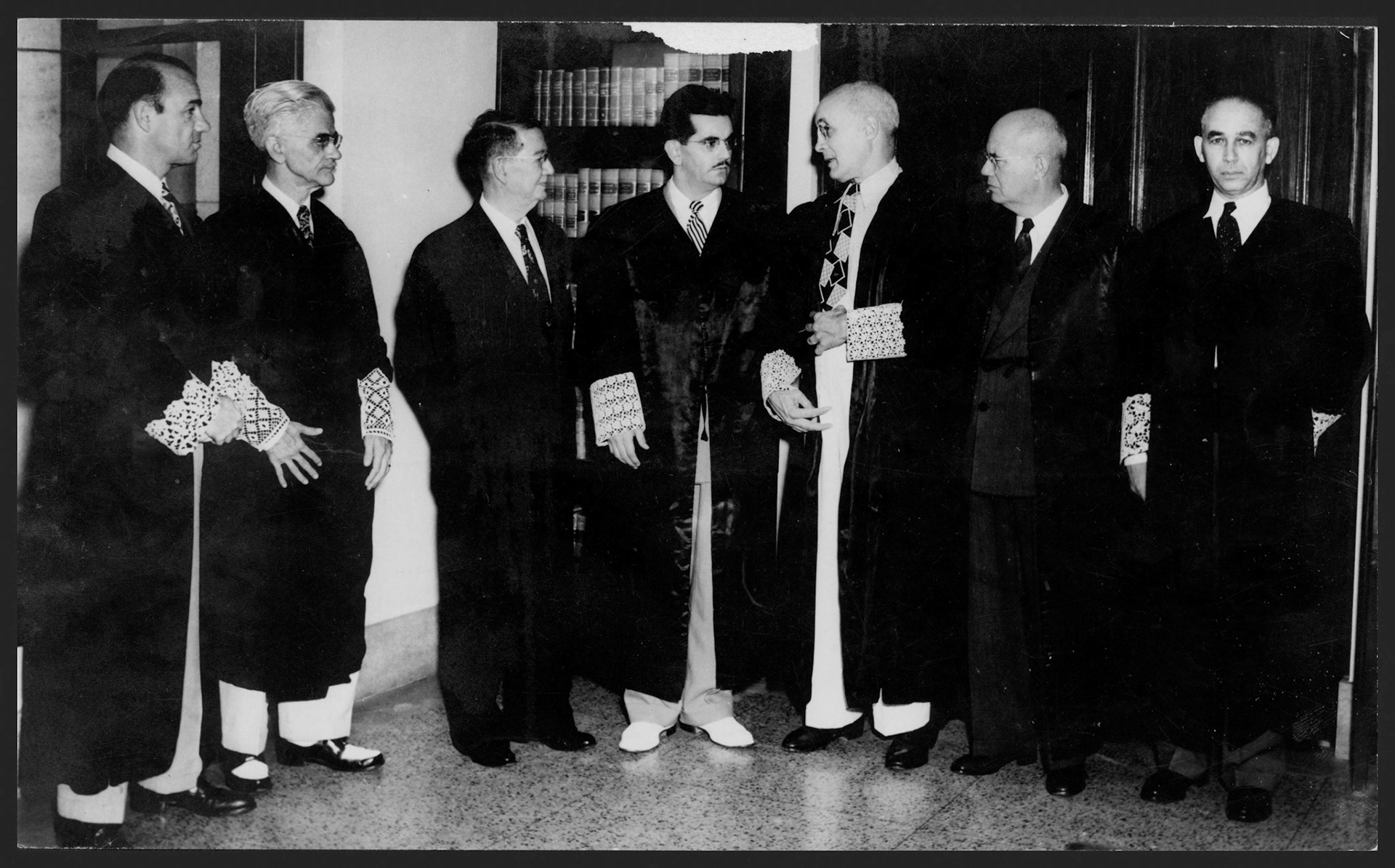 El Lcdo. Luis Negrón Fernández, nuevo Procurador General de Puerto Rico, junto a magistrados del Tribunal Supremo de Puerto Rico