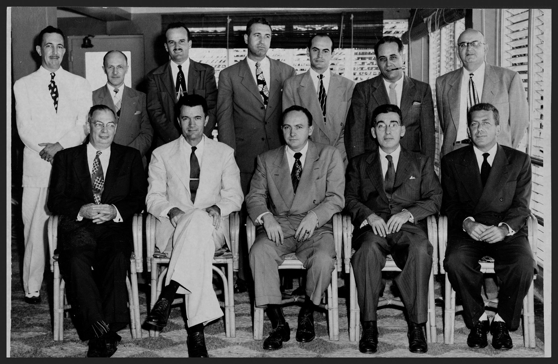 Jefes préstamos hogares bajo la AFH en bancos de Puerto Rico reunidos con los nuevos oficiales de la agencia.Diciembre 19, 1951