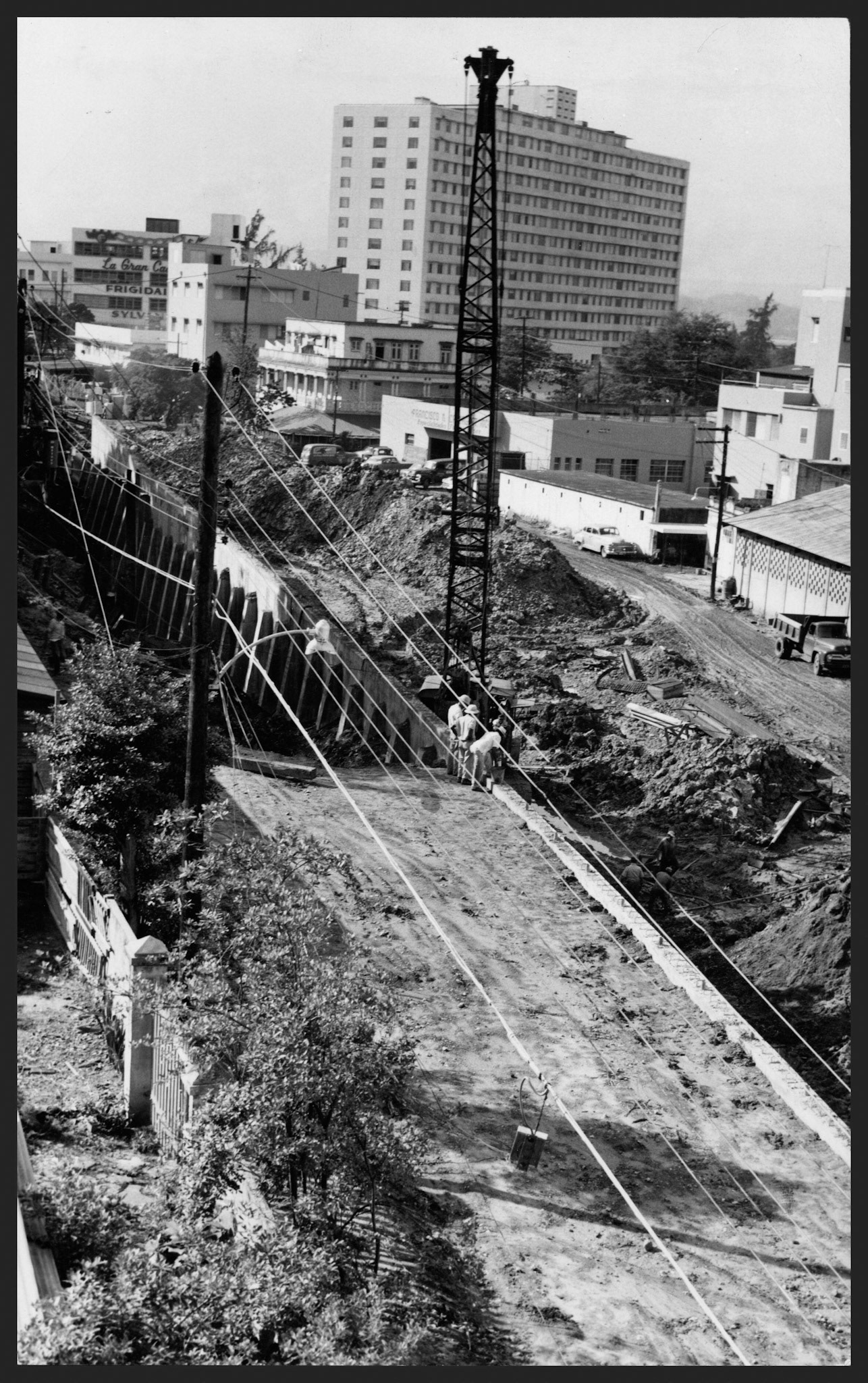 Viaducto en la parada 11 que será demolido para dar paso a las obras de terminación del Expreso de Isla GrandeDiciembre 22, 1955