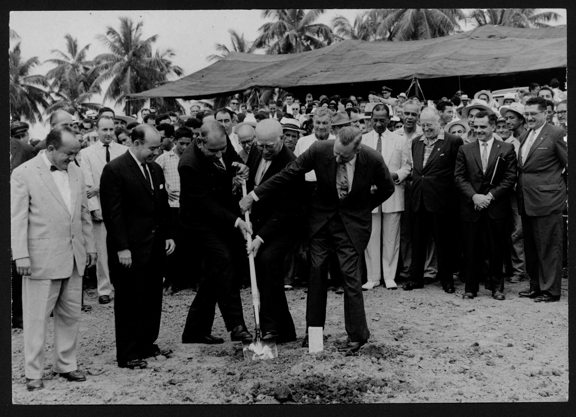 Muñoz Marín, Chet Holifield, John S. Graham sosteniendo pala durante ceremonia de colocación de la primera piedra de la planta nuclear de Rincón.Agosto 24, 1960