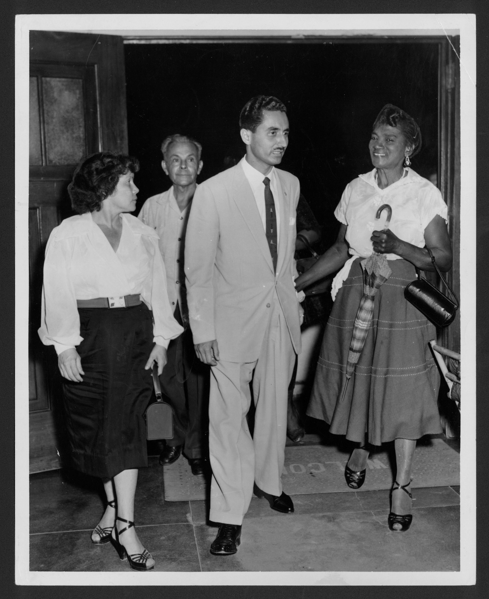 Pedro Albizu Meneses llega al hospital donde está recluído su padre, acompañado de Juanita Ojeda, Agustín Maldonado y Ana Albizu.Abril 23, 1956
