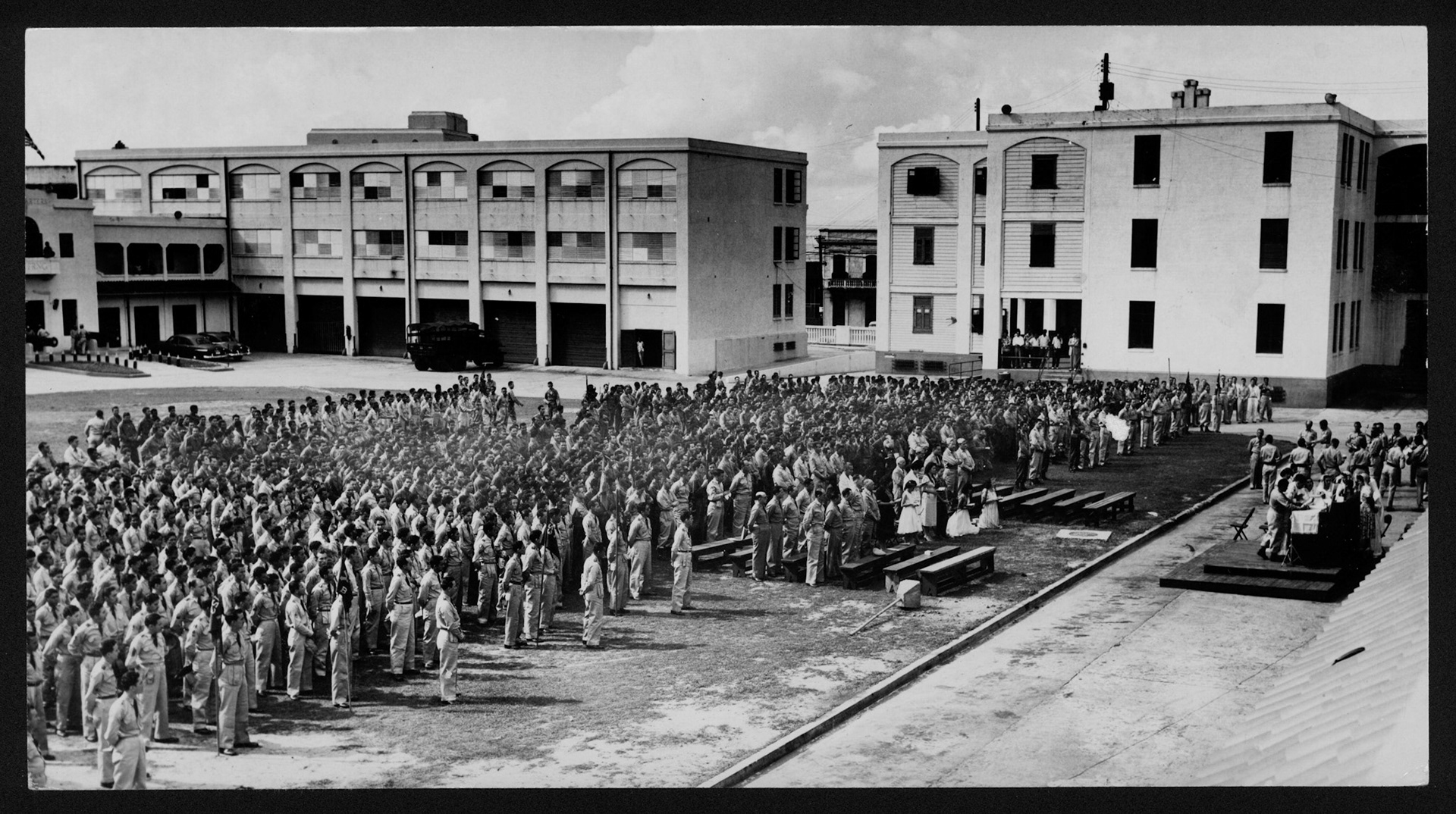 Multitud de soldados en Misa de campaña y oración por los boricuas en Corea.Abril 27, 1952