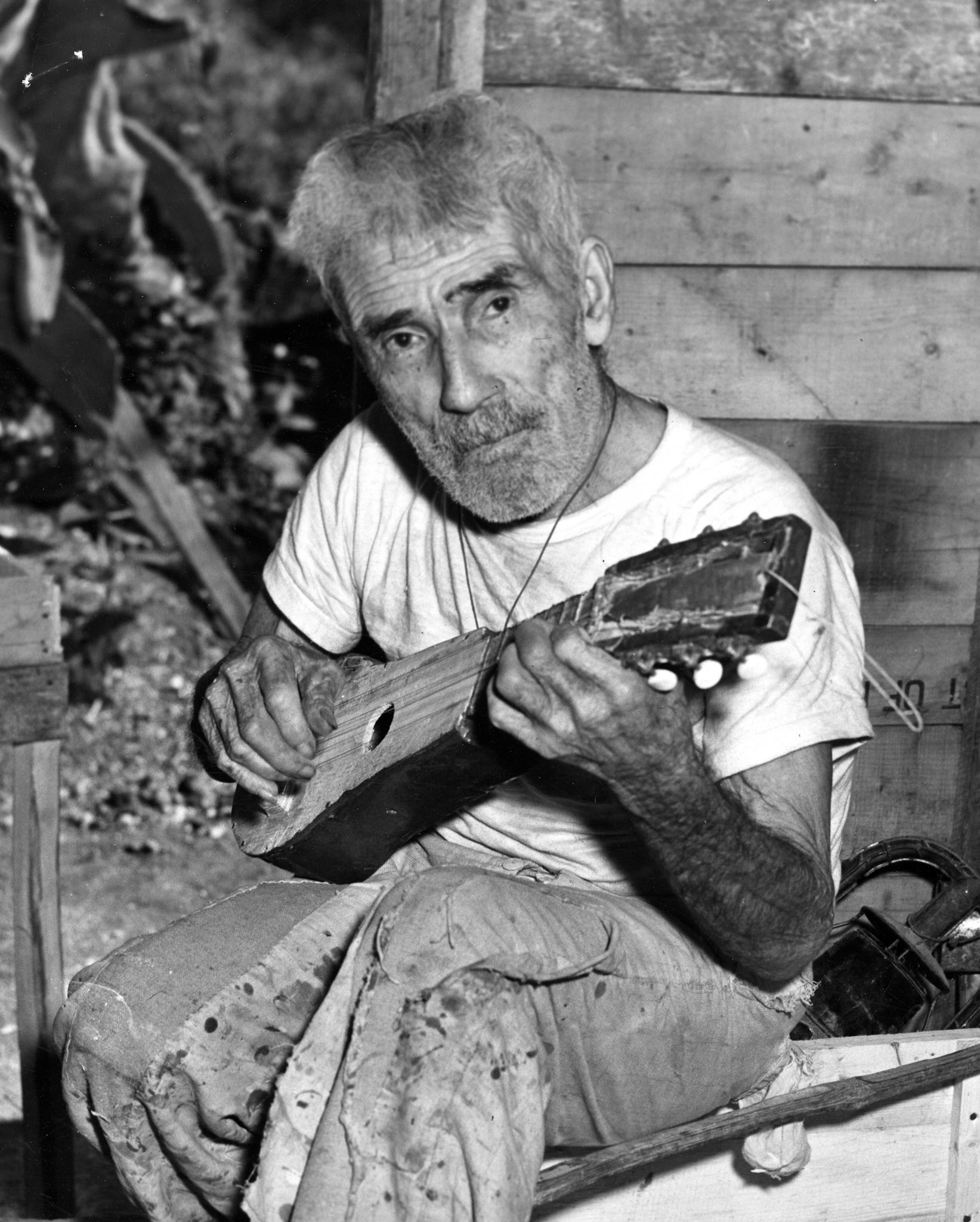 Santero Zoilo Cajigas tocando el tiple.Aguada.Enero 20, 1956