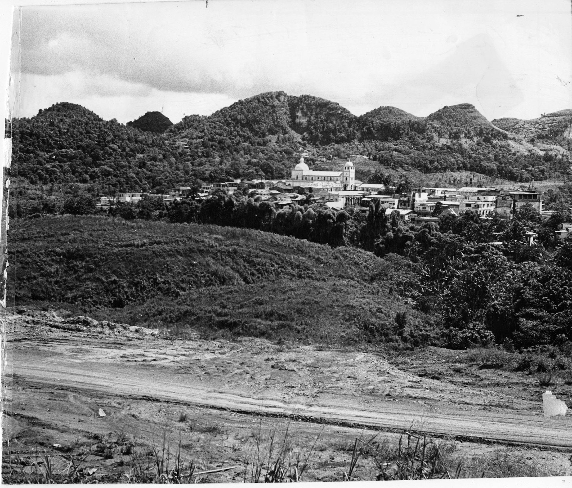 Pueblo de San Sebastián y tramo de la carretera de San Sebastián a Lares.Septiembre 29, 1965