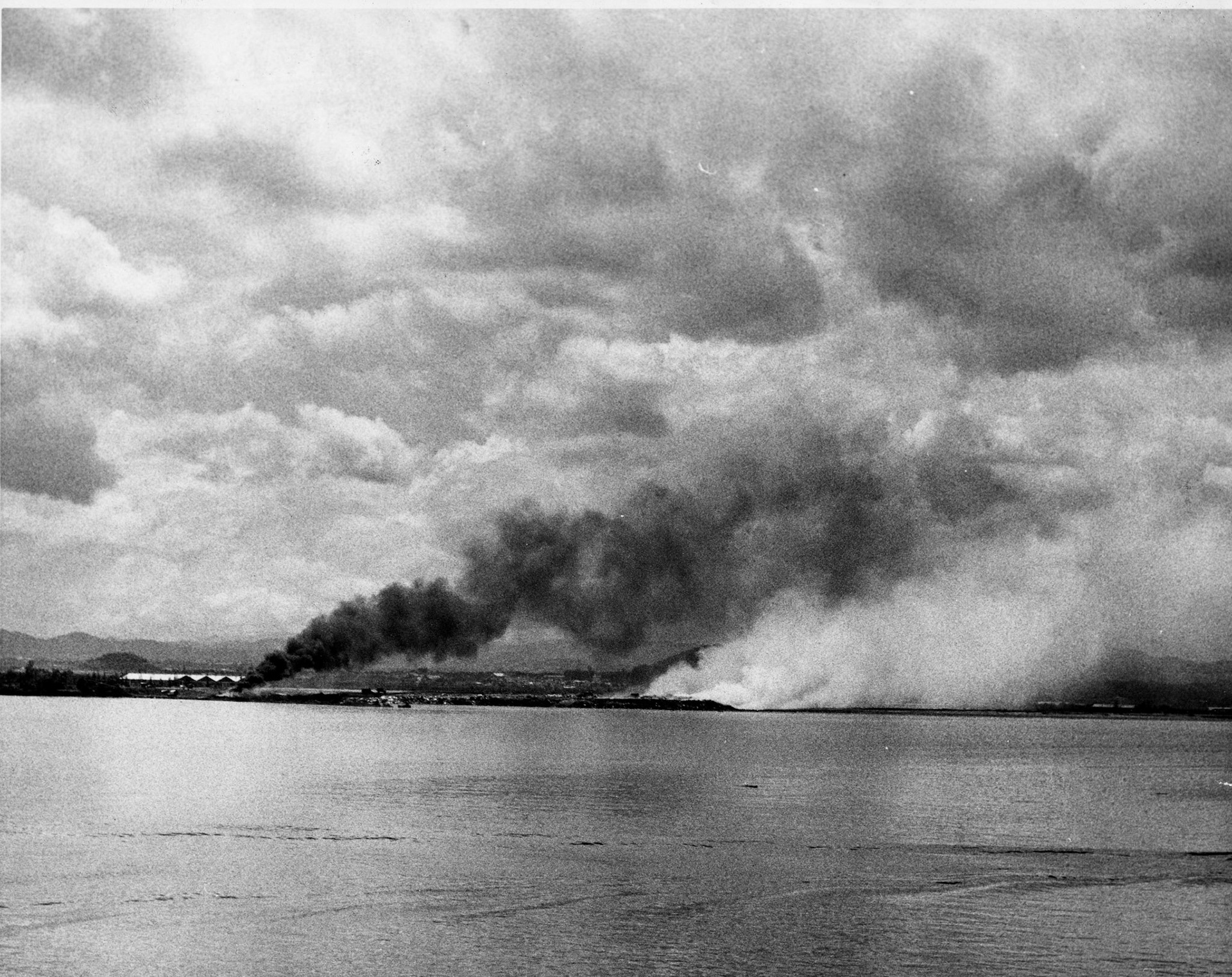 Arden cientos de toneladas de basura y desperdicios en el Crematorio a la salida hacia Bayamón.Marzo 28, 1960