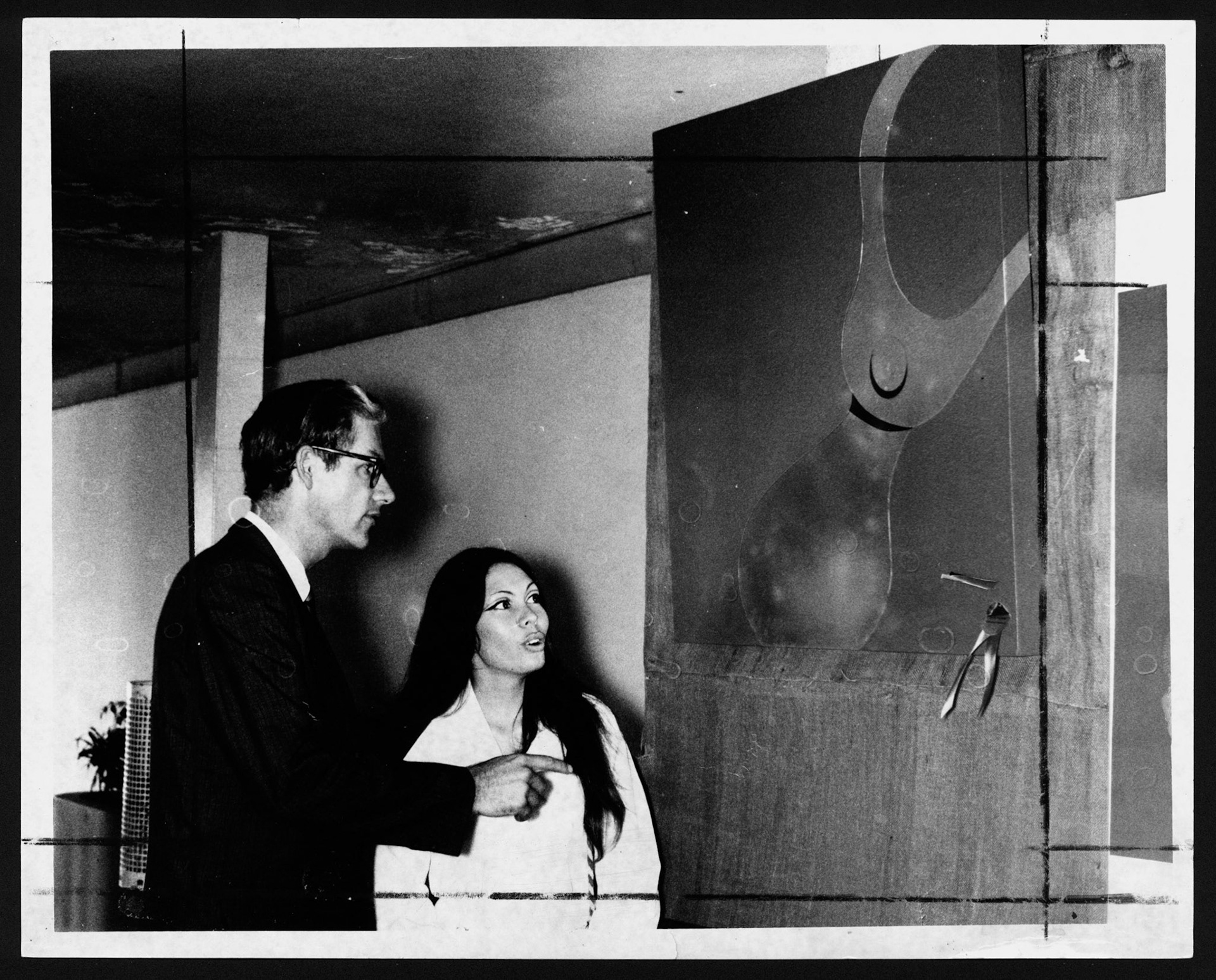 Rodman C. Rockefeller, Presidente de IBEC, junto a Heli Dávila, ganadora del primer premio en la división óleo de la Octava Exposición y Venta de Arte de IBEC al Aire Libre.Octubre 31, 1969