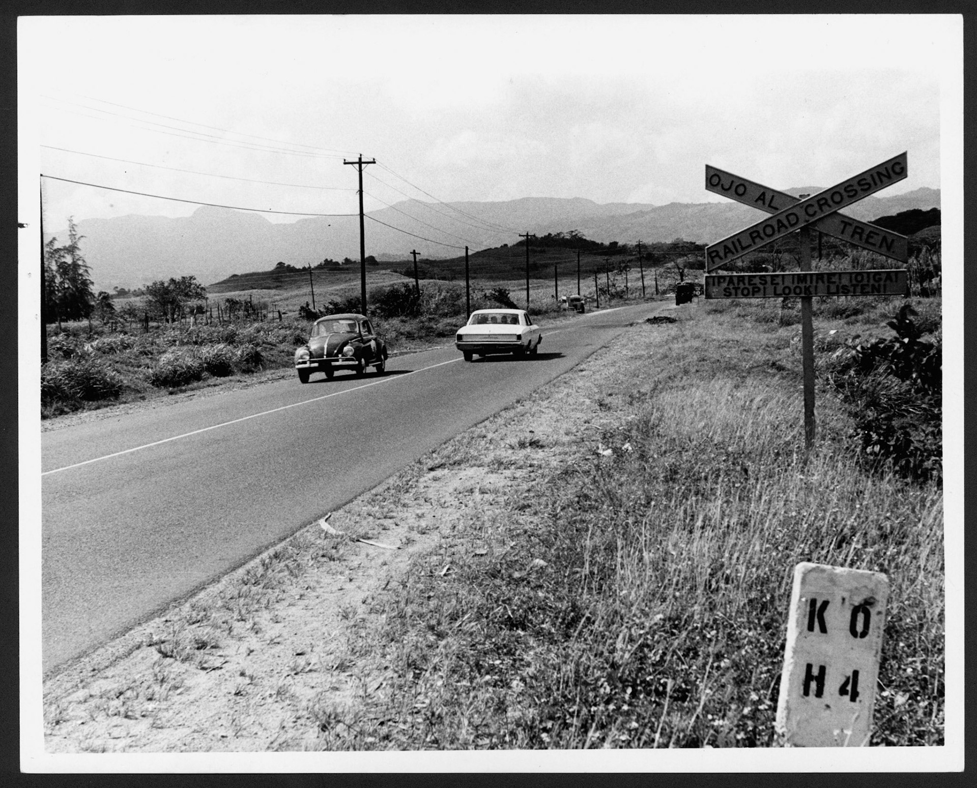 Automóviles transitando por la carretera 185 entre Loíza y la avenida 65 de Infantería.Abril 29, 1967