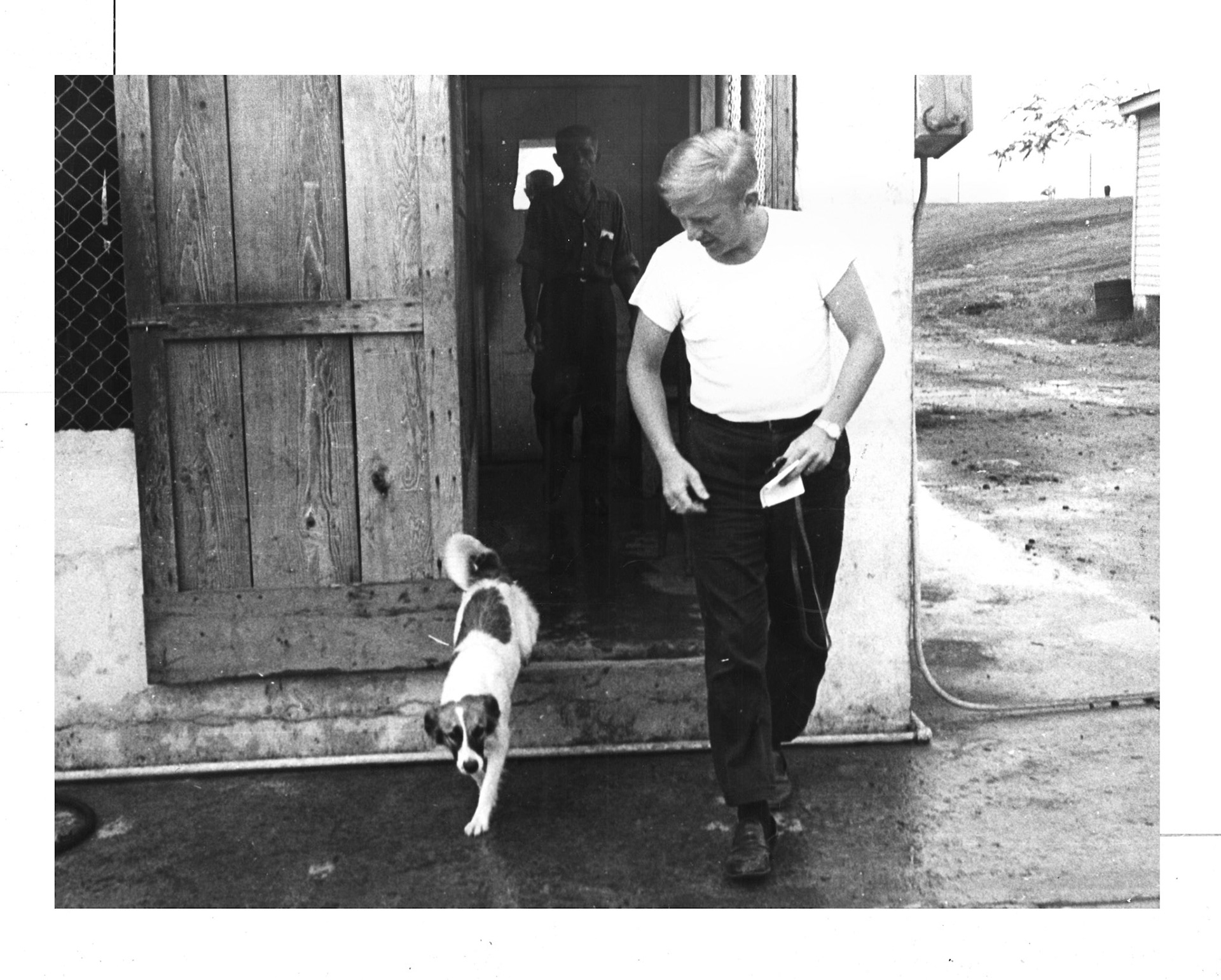 Rescata mascota de la perrera municipal.Octubre 2, 1965
