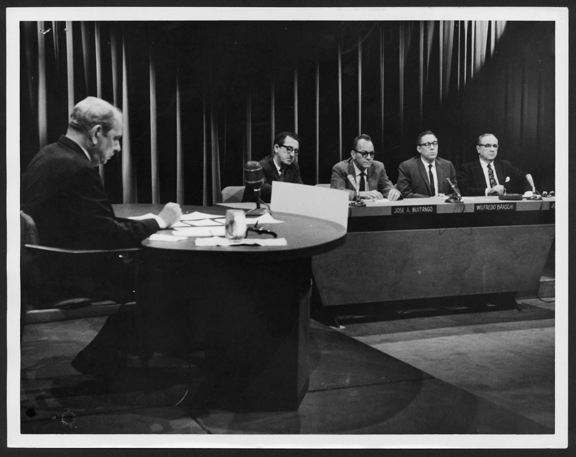 GOBERNADOR LUIS MUÑOZ MARÍN Y PANELISTAS EN SU INFORME AL PUEBLO SOBRE LOS PRIMEROS SEIS MESES DE SU CUARTO PERÍODO.JULIO 24, 1961
