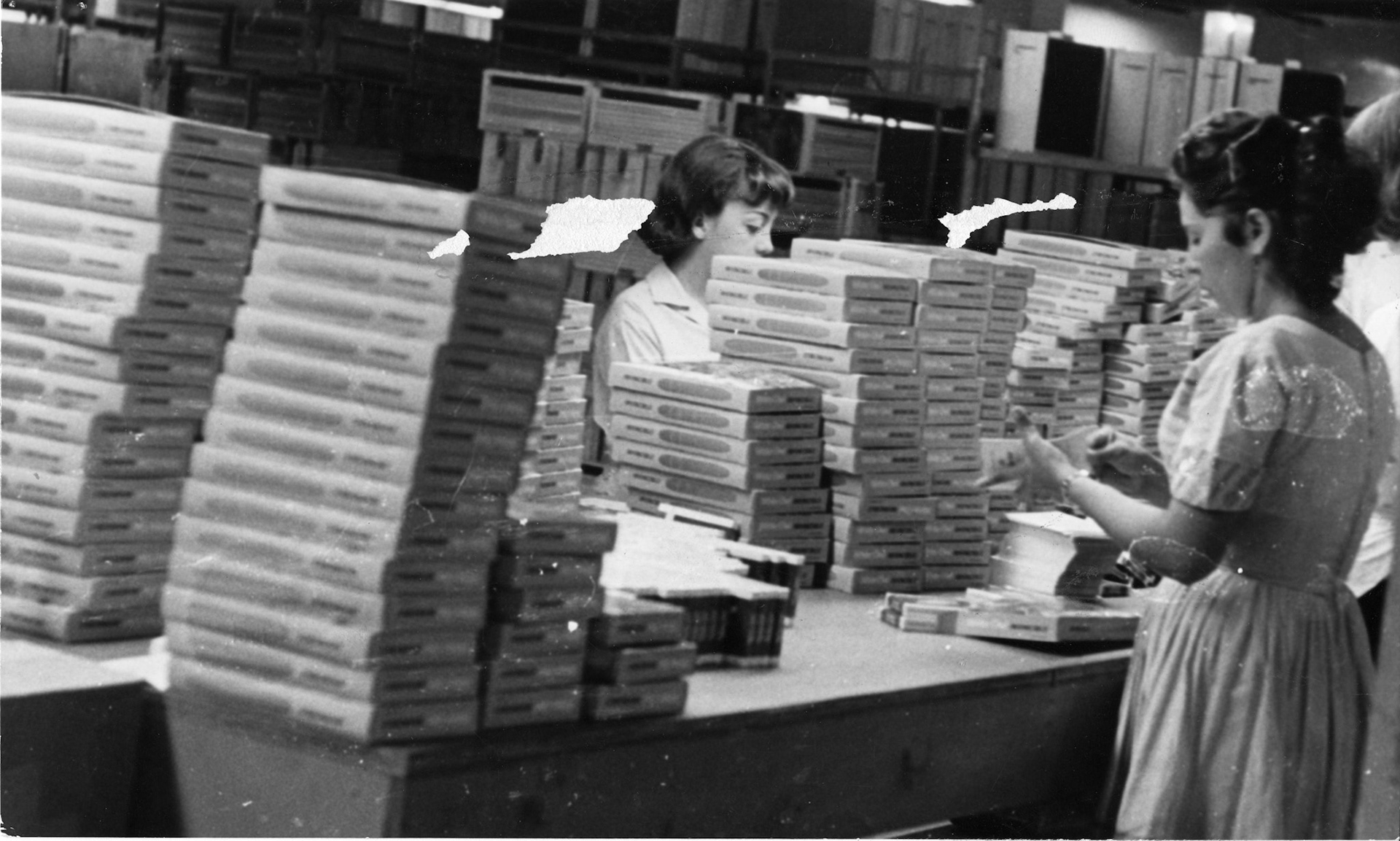 General Cigar de Utuado: empleadas empacando cigarros.Septiembre 13, 1965