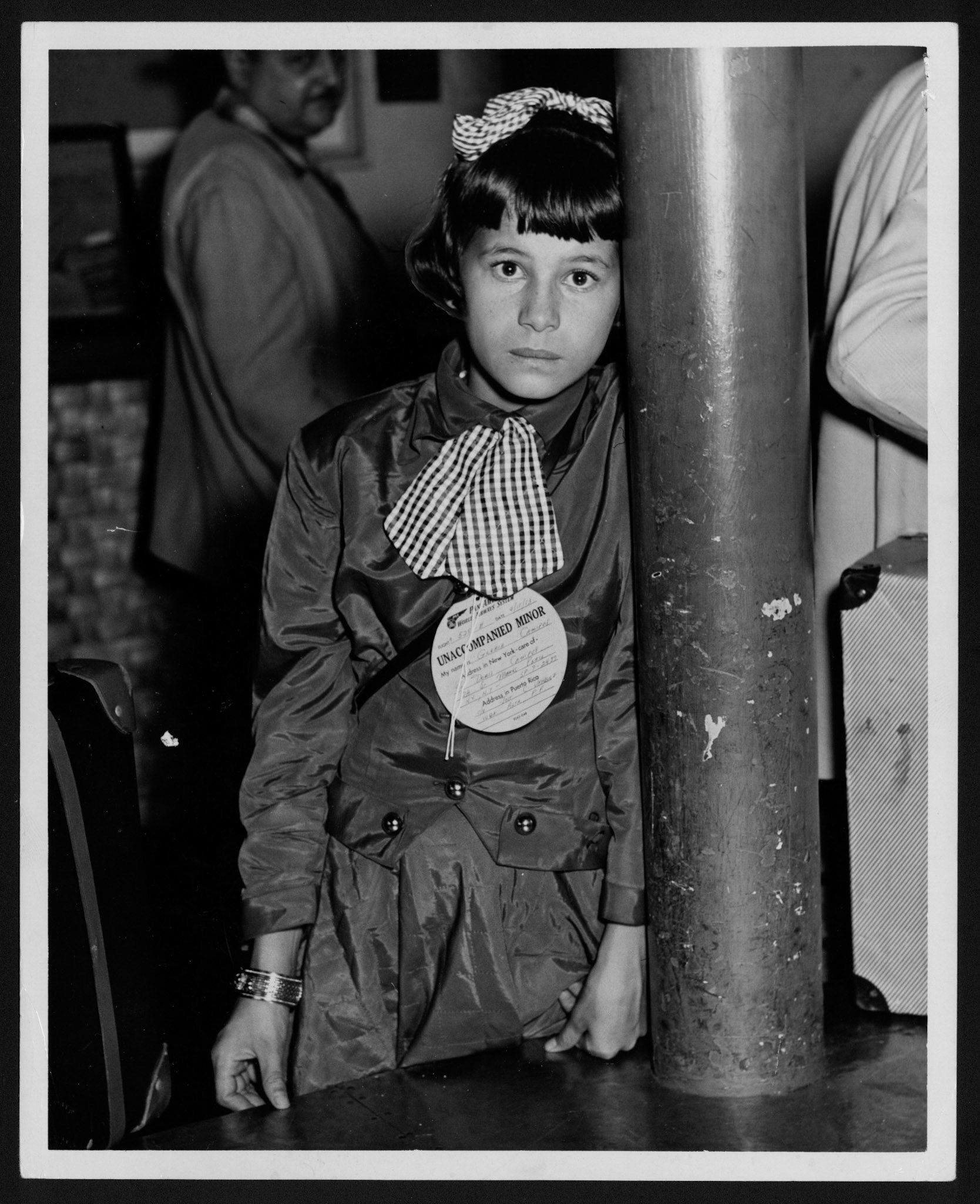 Viajerita solitaria Gloria Campos esperando la recojan en Aeropuerto Isla Grande.Septiembre 16, 1953