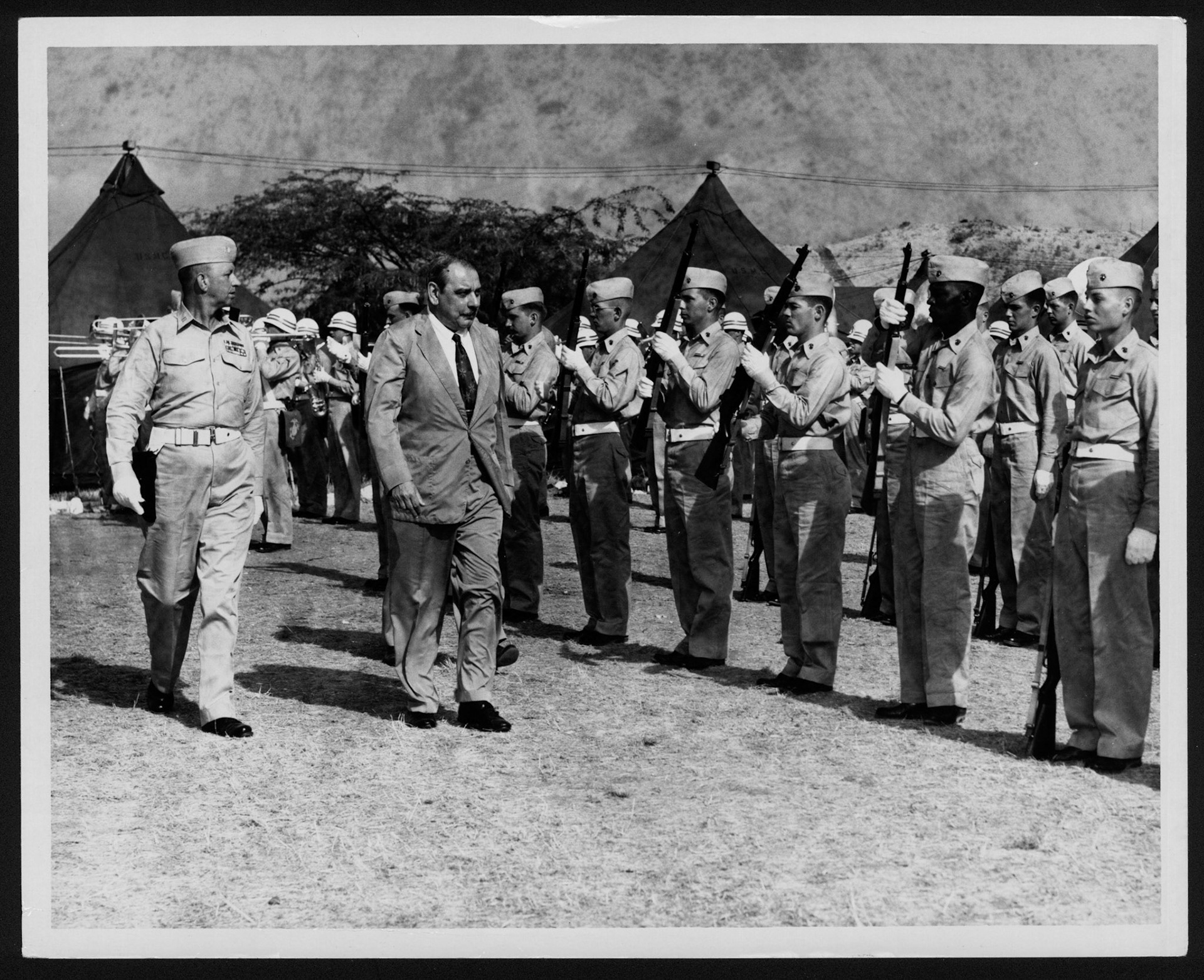 Luis Muñoz Marín pasando revista a una guardia de honor de Infantes de Marina en Vieques.