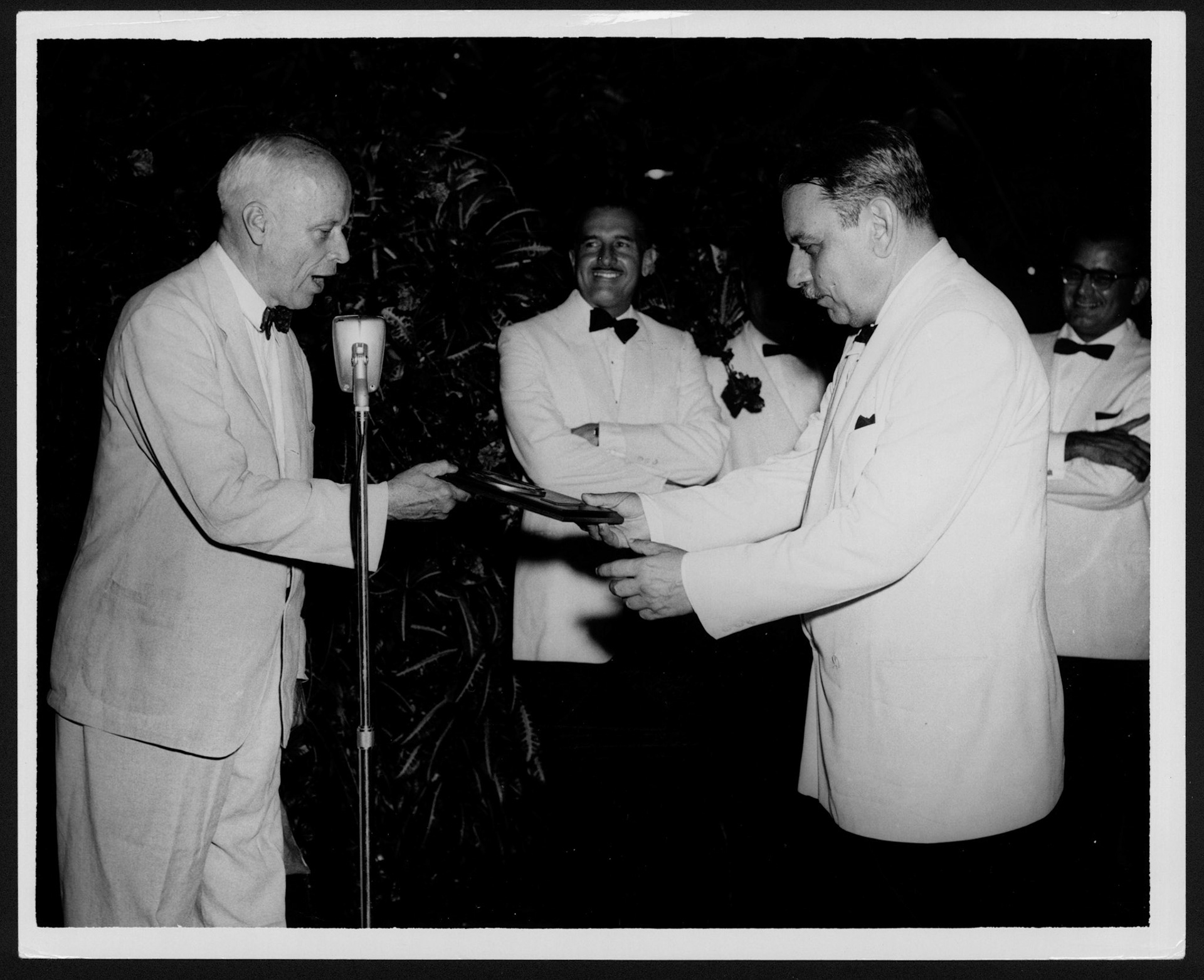 Norman Thomas entregando a Luis Muñoz Marín placa de bronce.La Fortaleza.Julio 25, 1954