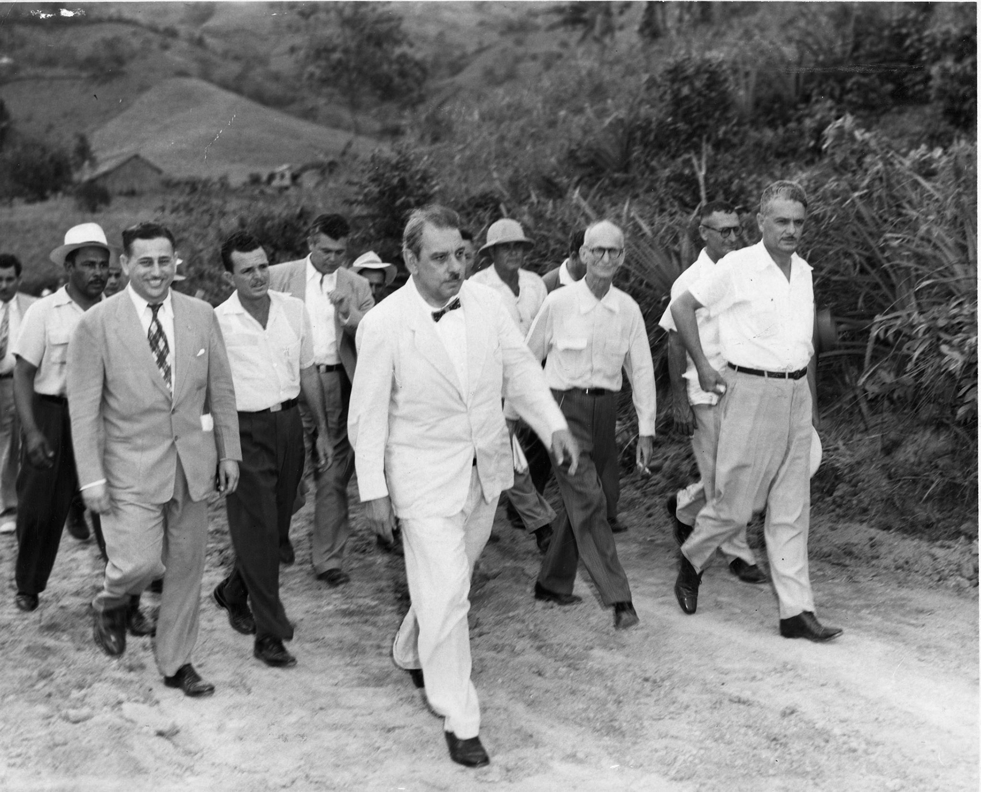 Luis Muñoz Marín caminando con un grupo de personas por el Barrio Jaguas de Gurabo.Julio 4, 1953