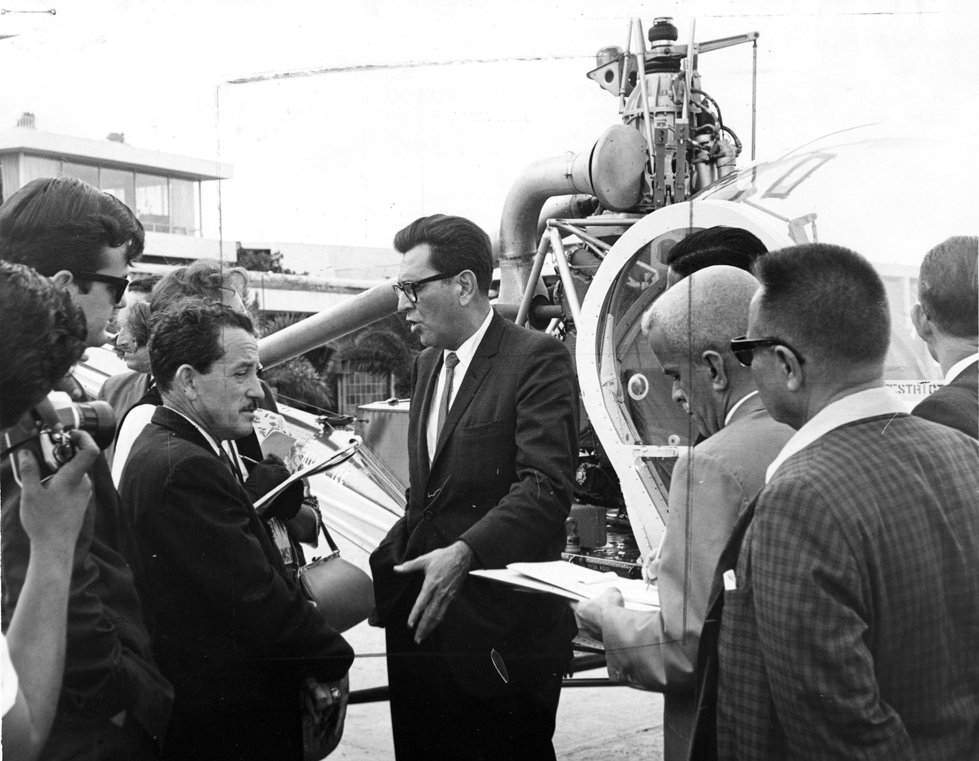Roberto Sánchez Vilella en inicio de caravana.Octubre 1964