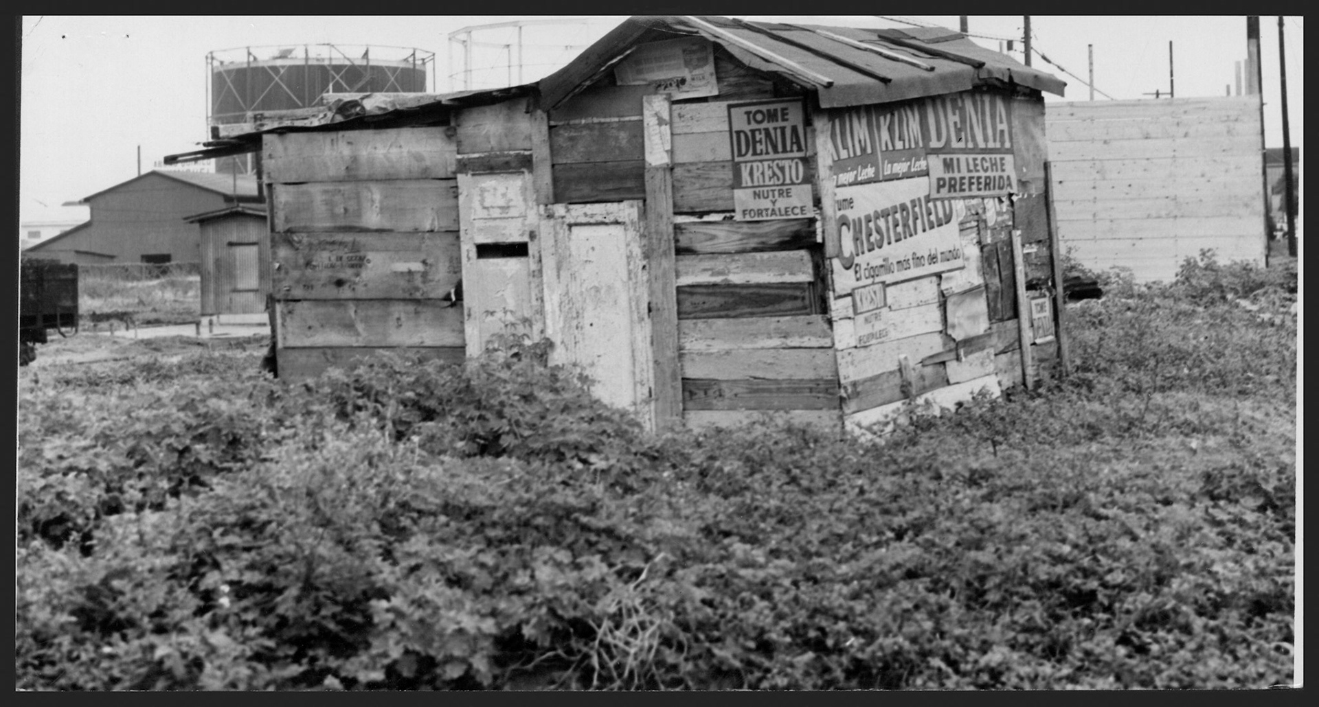 Rancho en madera en el área de talleres de Santurce.Agosto 11, 1953