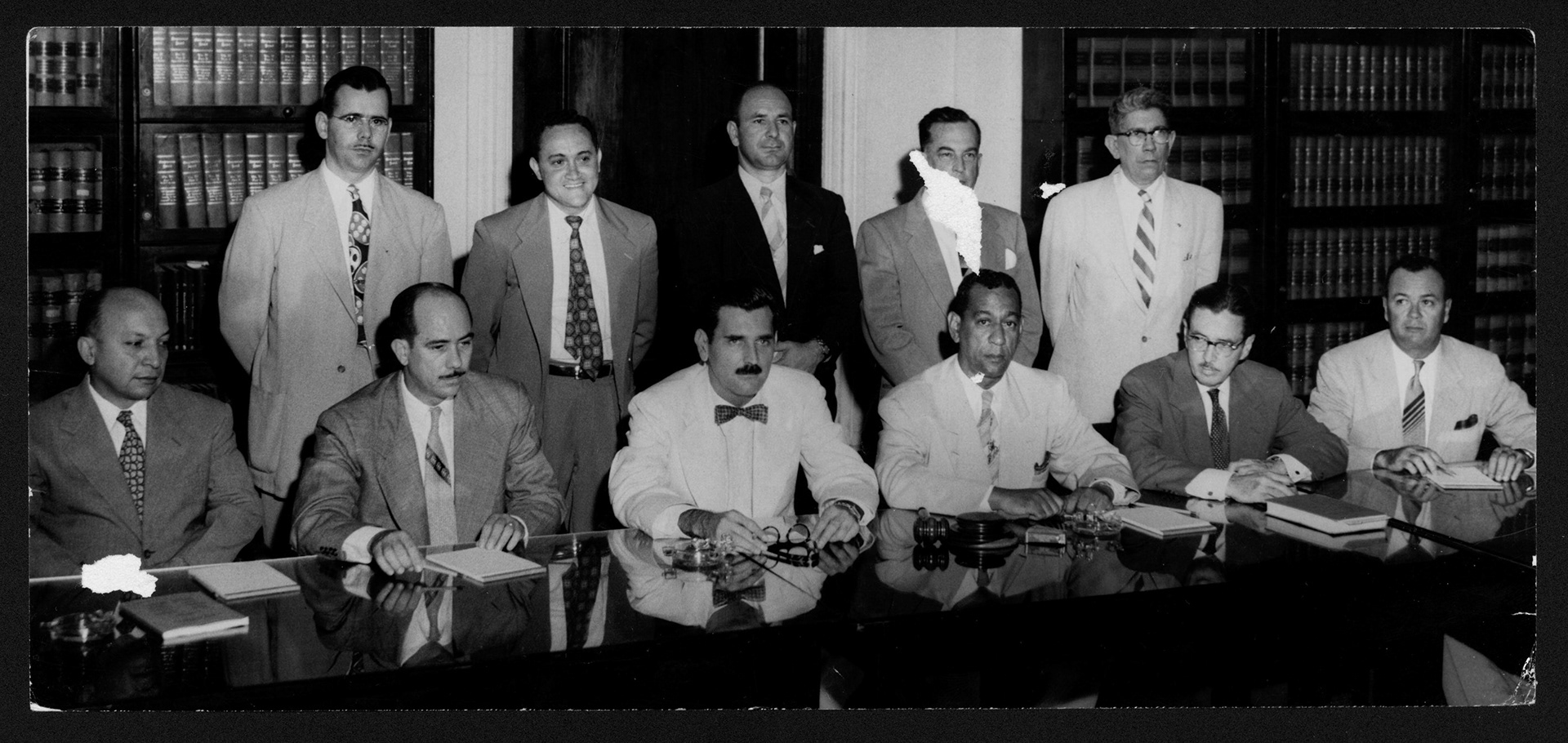 Funcionarios públicos reunidos en el salón de caucus del Capitolio.Junio 23, 1953