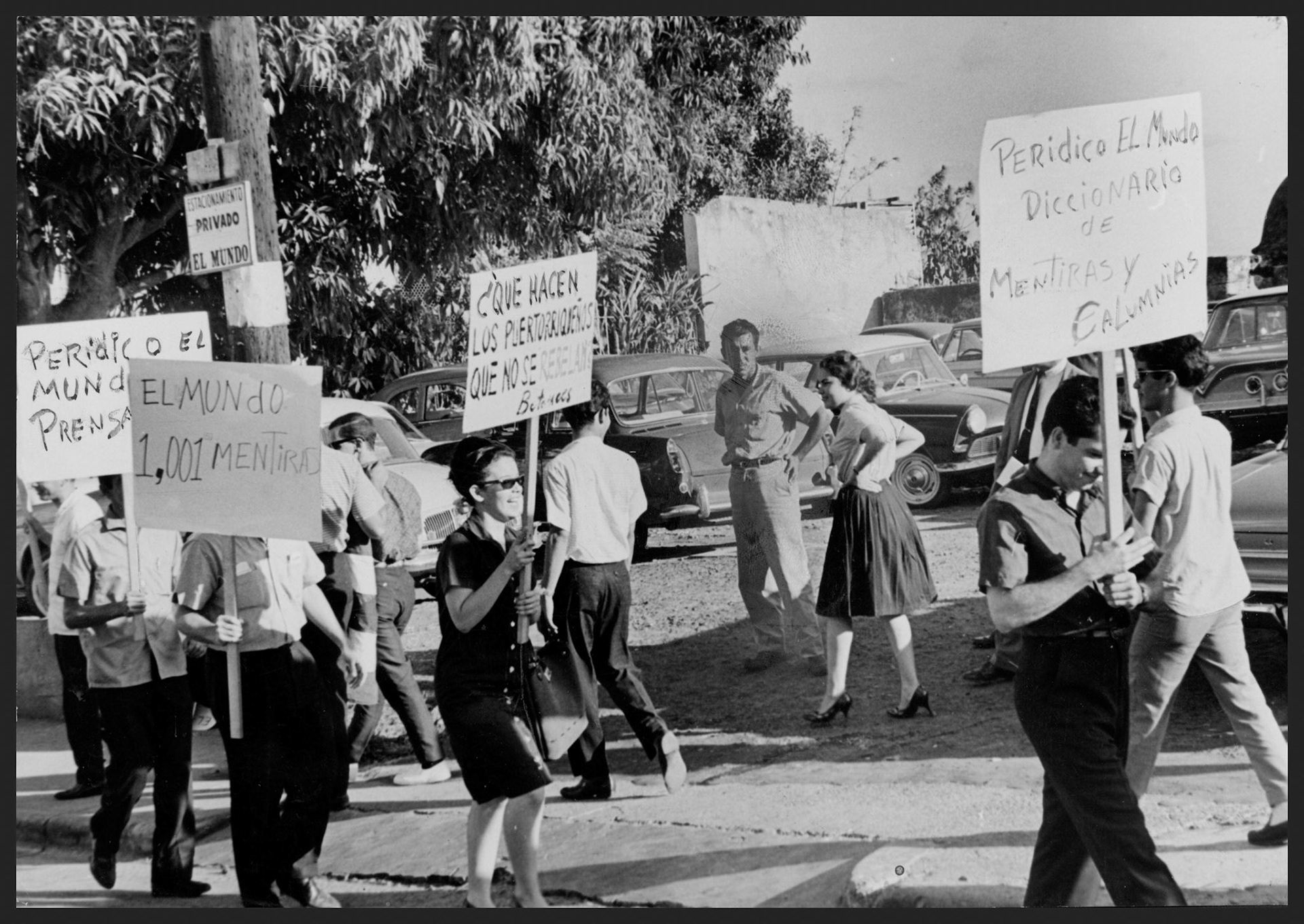 Piquete mentado ayer frente a EL Mundo por la Federación Universitaria Pro Independencia.Febrero 4, 1964