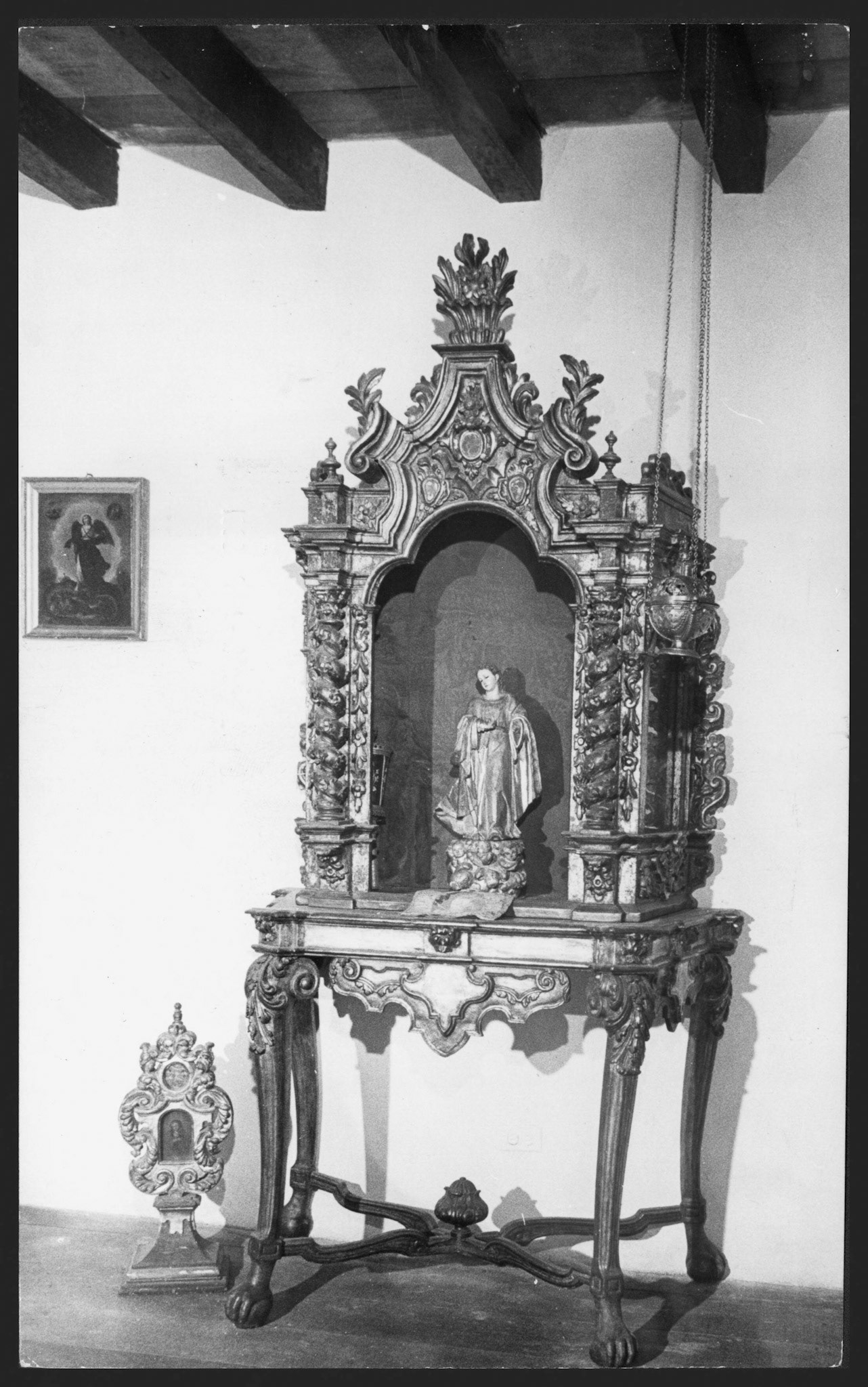 Altar portátil con una Virgencita del Siglo 18.Enero 9, 1965