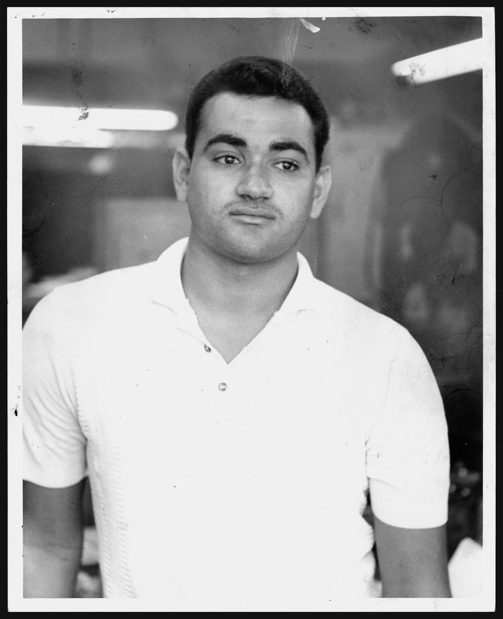 Luis Santos Narváez, quien exhibe un grabado en el Museo Metropolitano de Nueva York.Enero 31, 1964