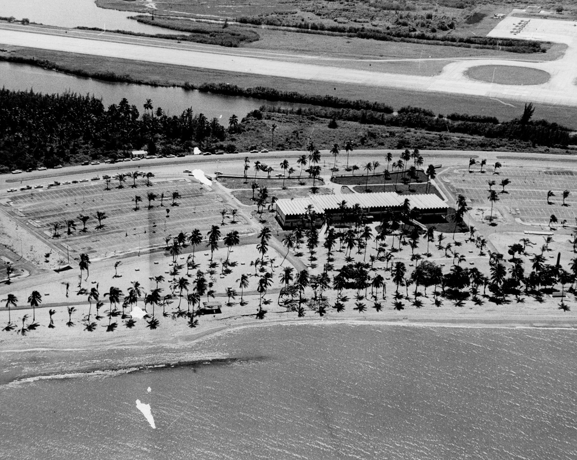 Vista aérea del Balneario de Isla Verde y parte de la pista de aterrizaje del Aeropuerto Internacional.Octubre 8, 1965