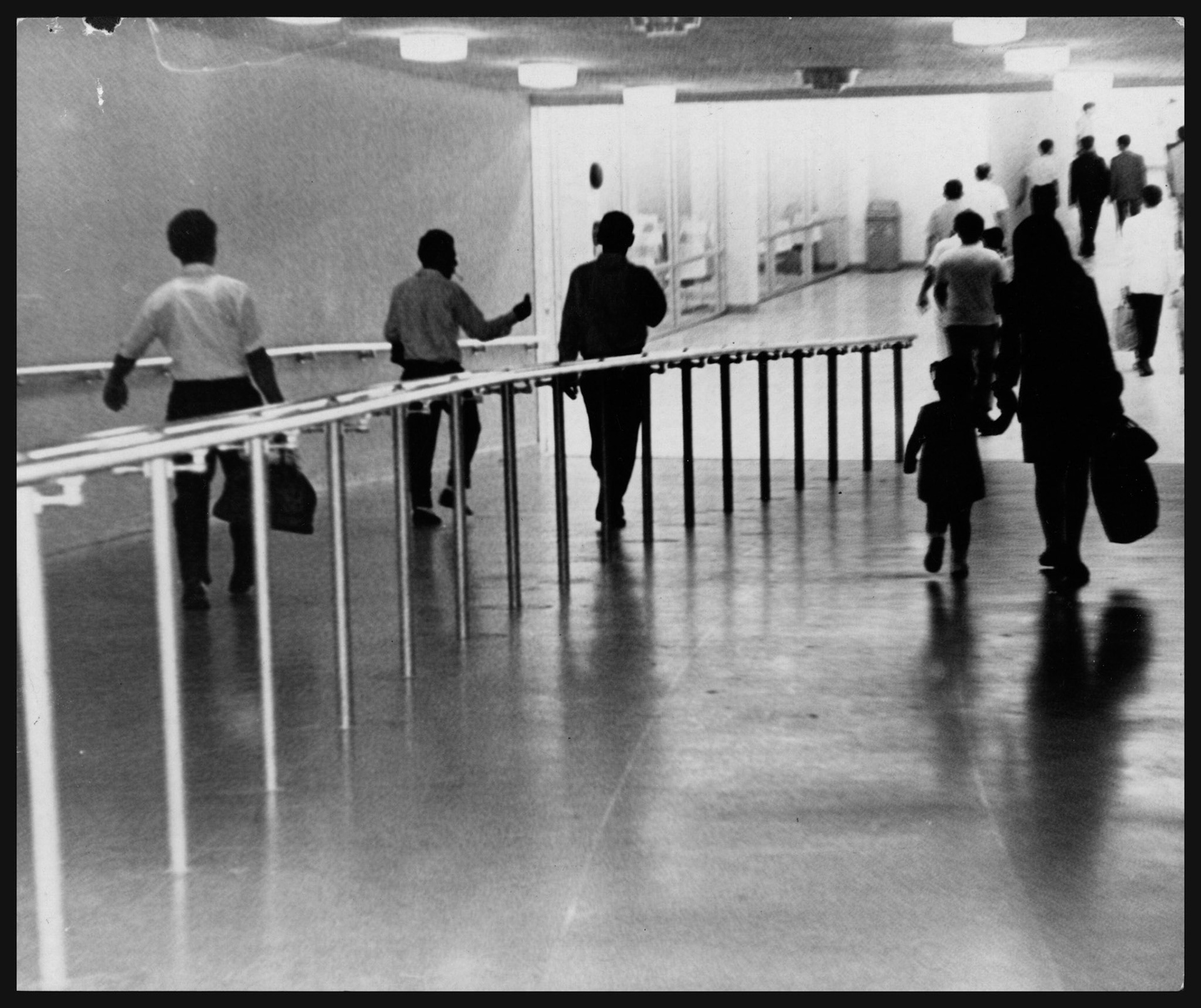 Instalan pasamanos que conducen a las salas de espera del Aeropuerto Internacional.1969