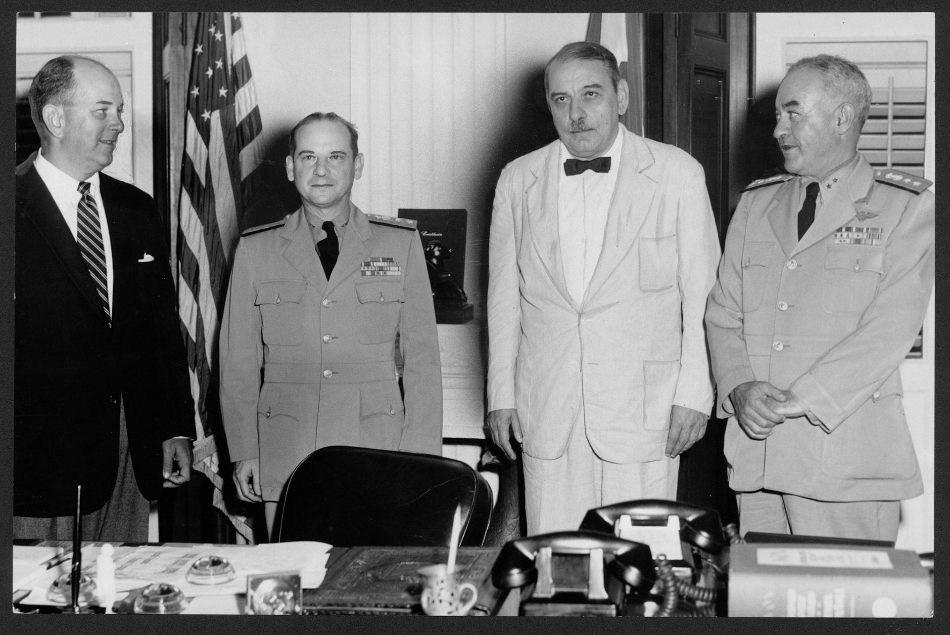 Rivero, Hall y Bird informando al gobernador Muñoz el establecimiento en P. R. de la Liga de la Marina.La Fortaleza.Diciembre 20, 1955