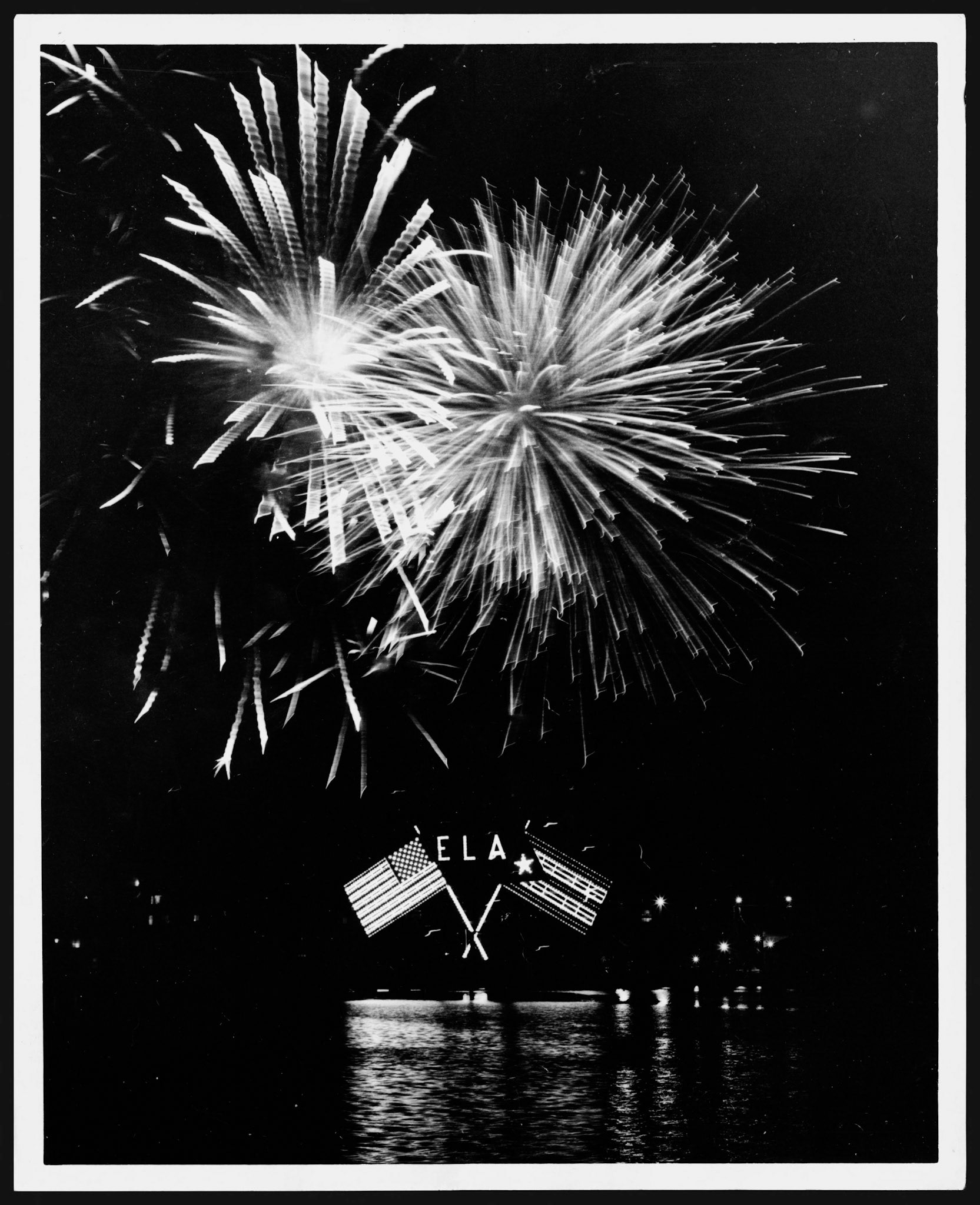 Banderas y fuegos artificiales durante celebración del octavo aniversario del Estado Libre Asociado de Puerto Rico.Julio 25, 1960
