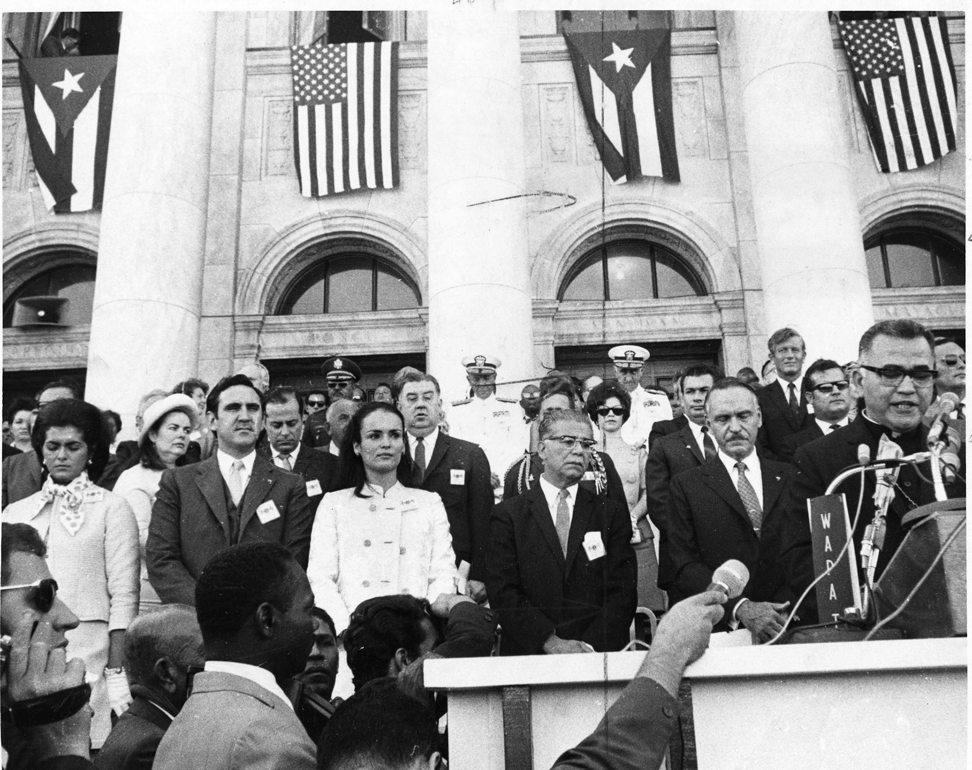 Luis Aponte Martínez dirige una invocación en la toma de posesión de Luis A. Ferré.El Capitolio.Enero 2, 1969