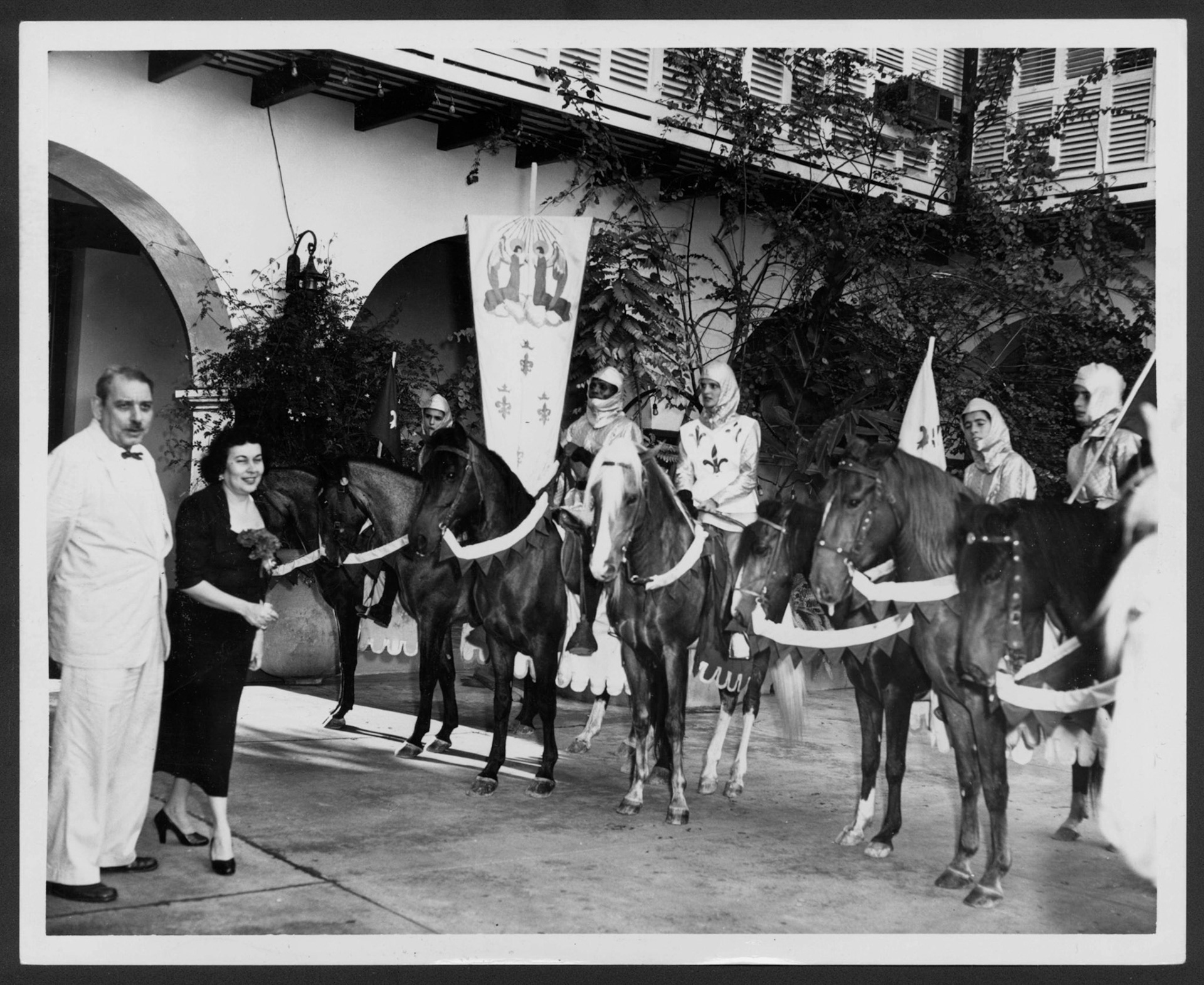 Muñoz y esposa recibiendo a actores del drama Santa Juana que visitaron La Fortaleza con vestiduras de la época y a caballo.La Fortaleza.Enero 22, 1954