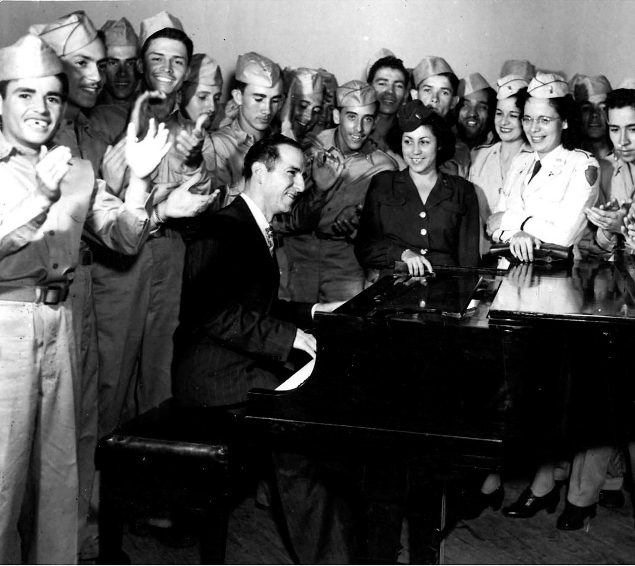 PIANISTA JESÚS MARÍA SANROMÁ TOCANDO A LAS TROPAS EN EL CAMPAMENTO O'REILLY.SEPTIEMBRE 27, 1945